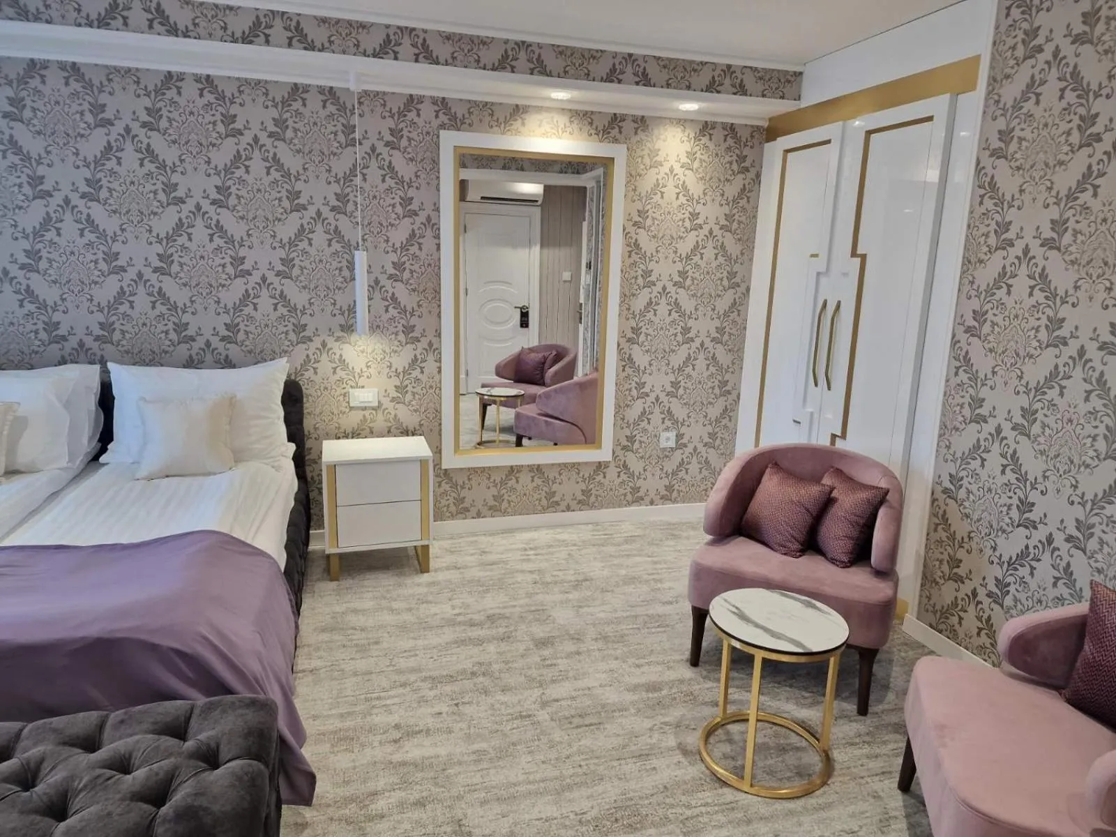 Text overlay in Queen Palace