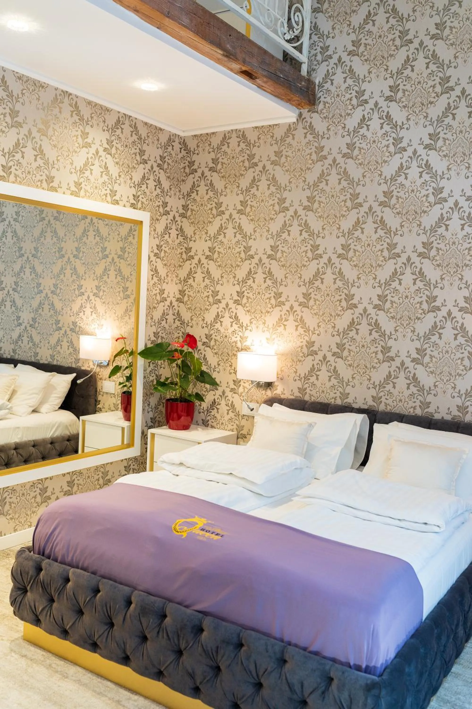 Photo of the whole room in Queen Palace