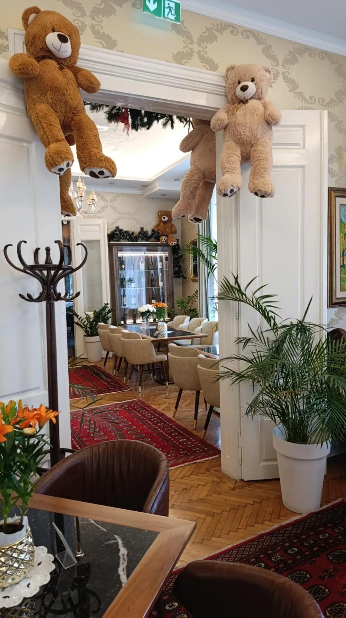 Restaurant/places to eat in Queen Palace