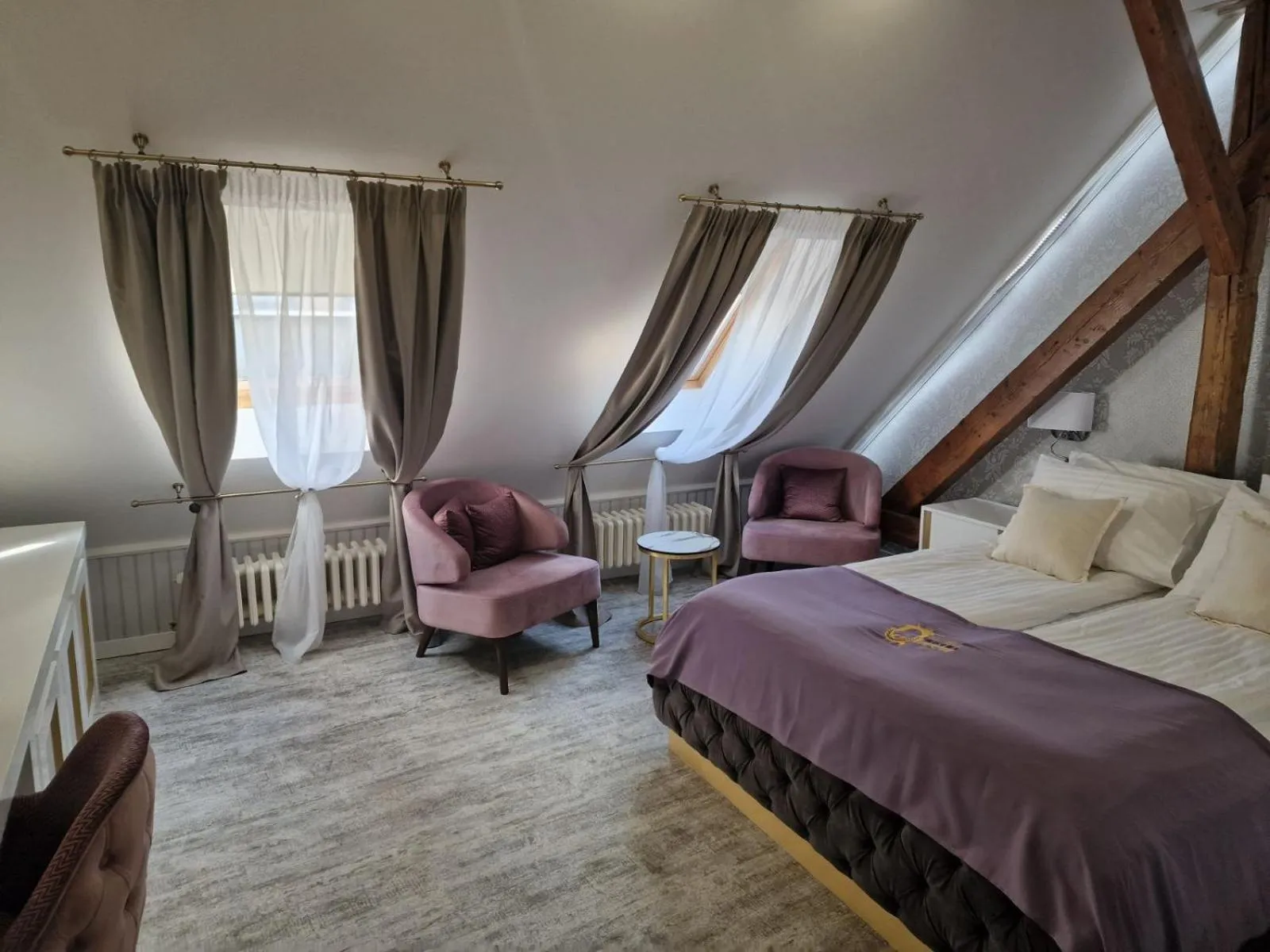 Text overlay in Queen Palace