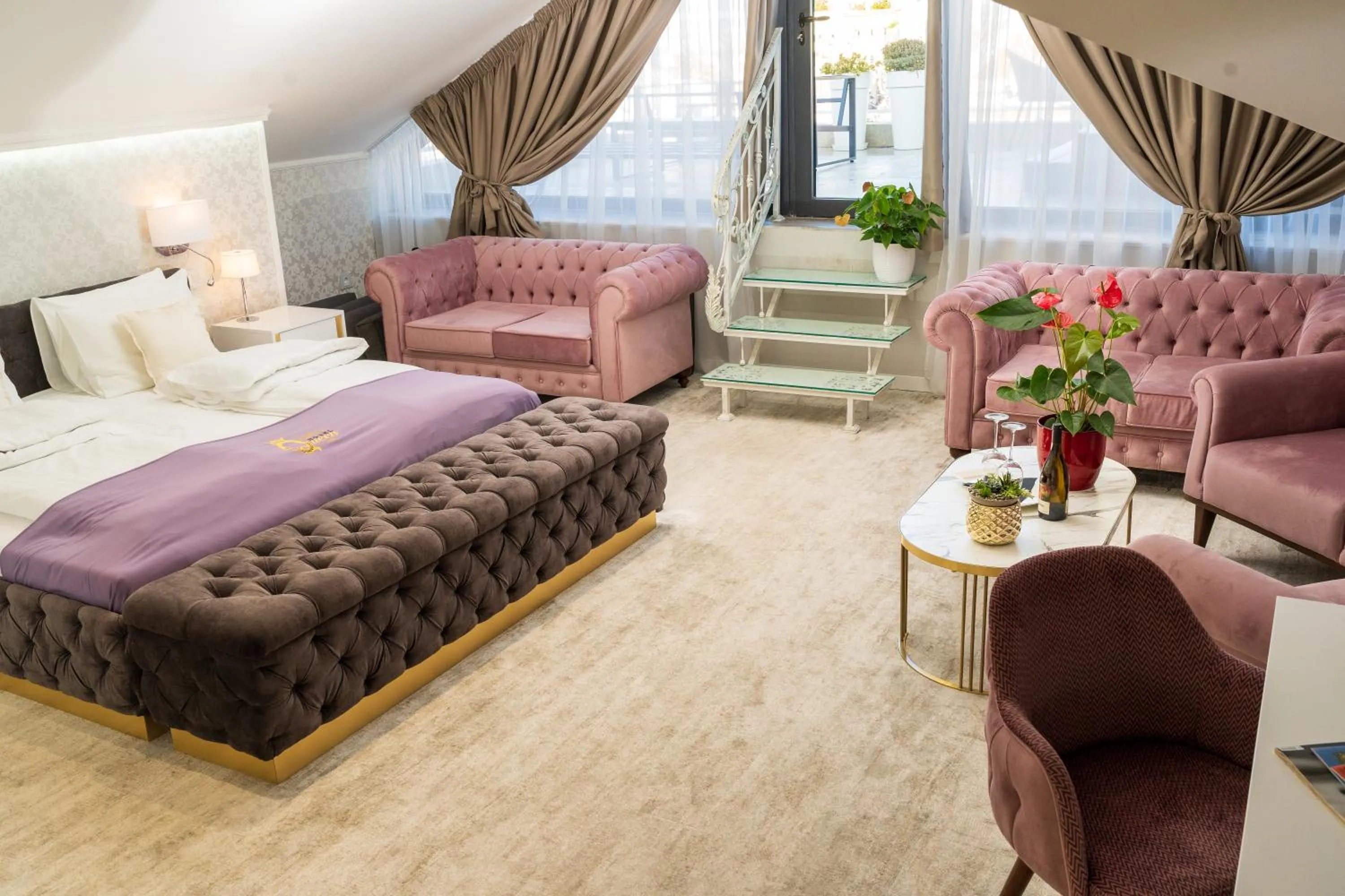 Photo of the whole room in Queen Palace