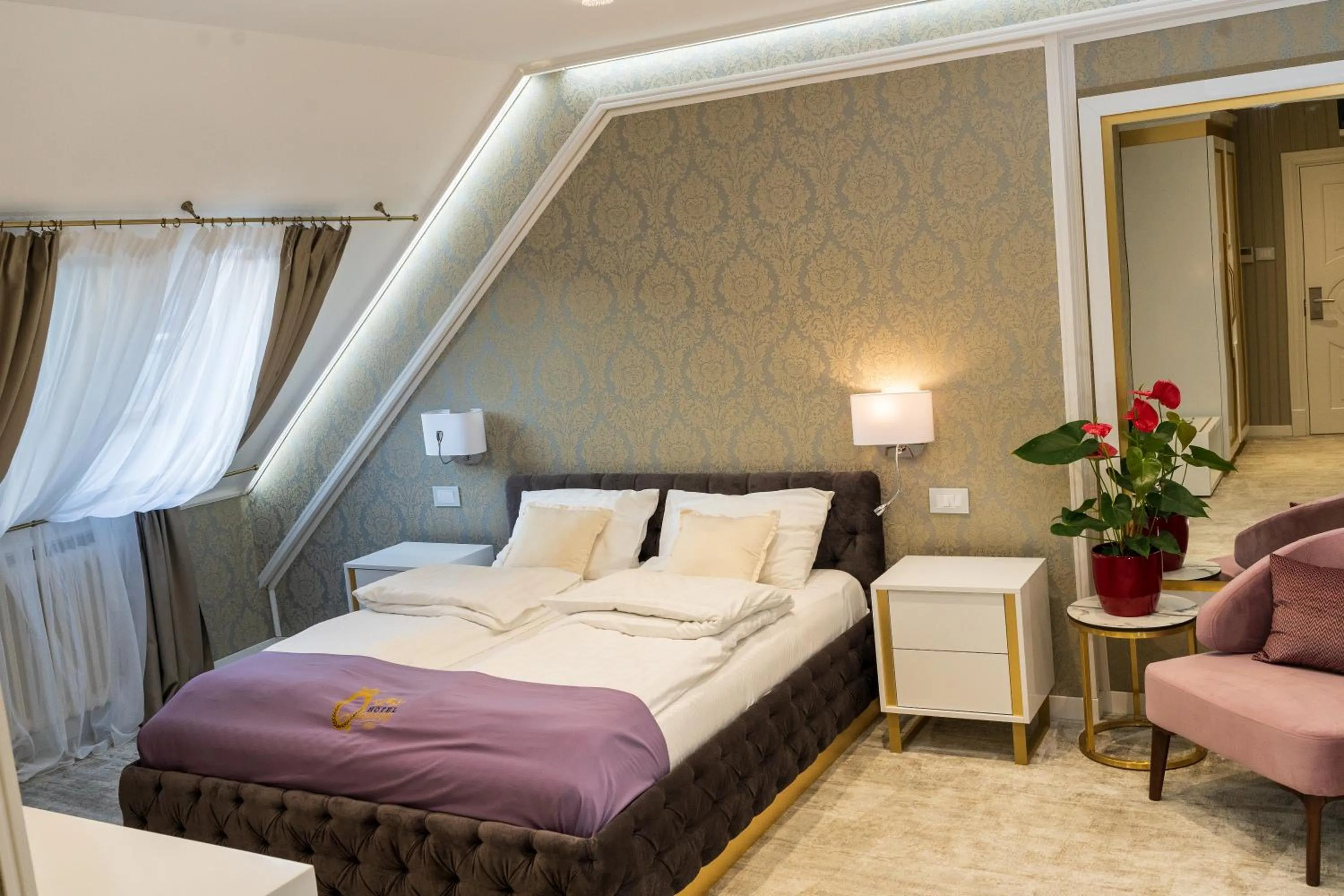 Photo of the whole room in Queen Palace