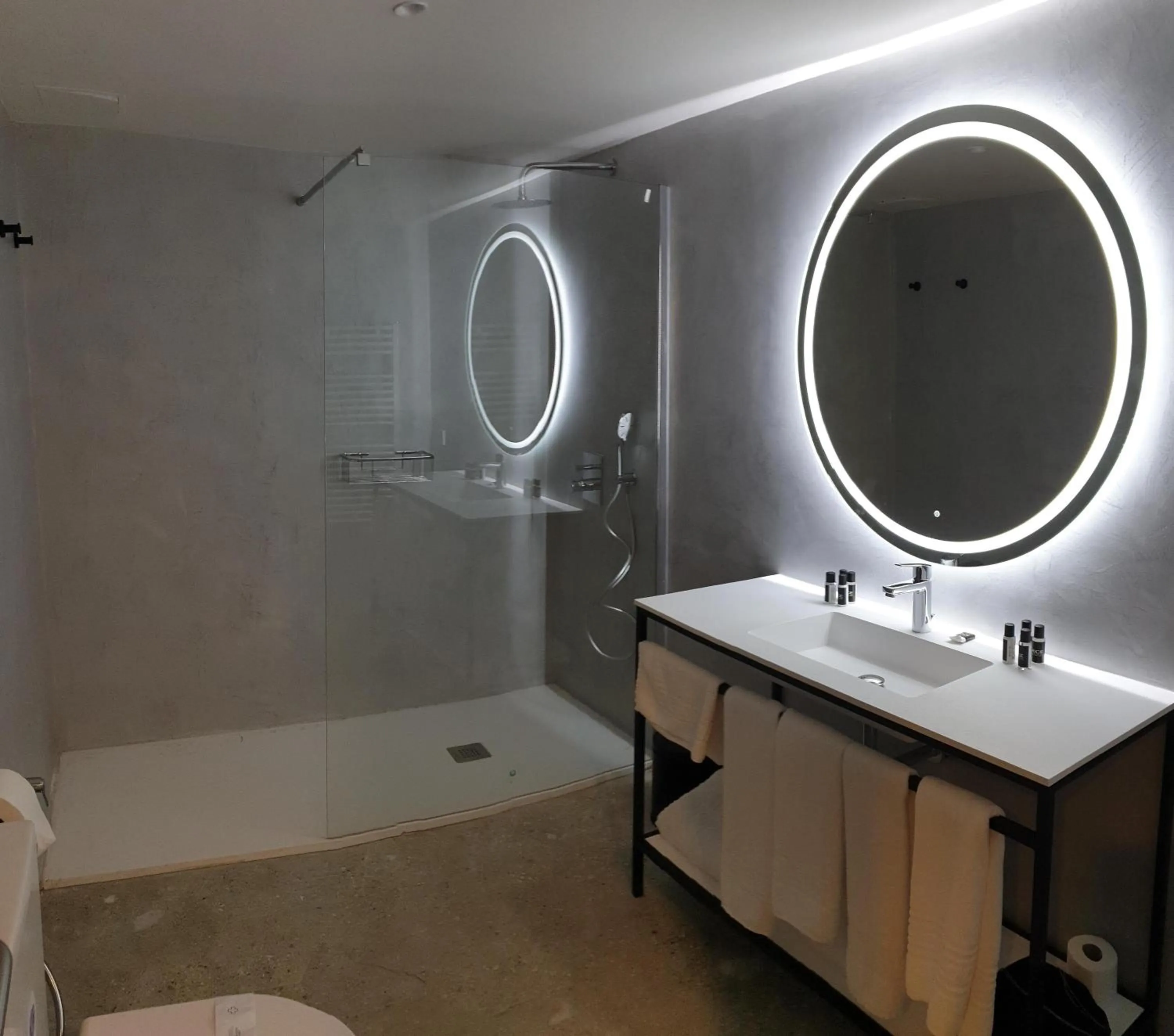 Shower in RICE Reyes Católicos