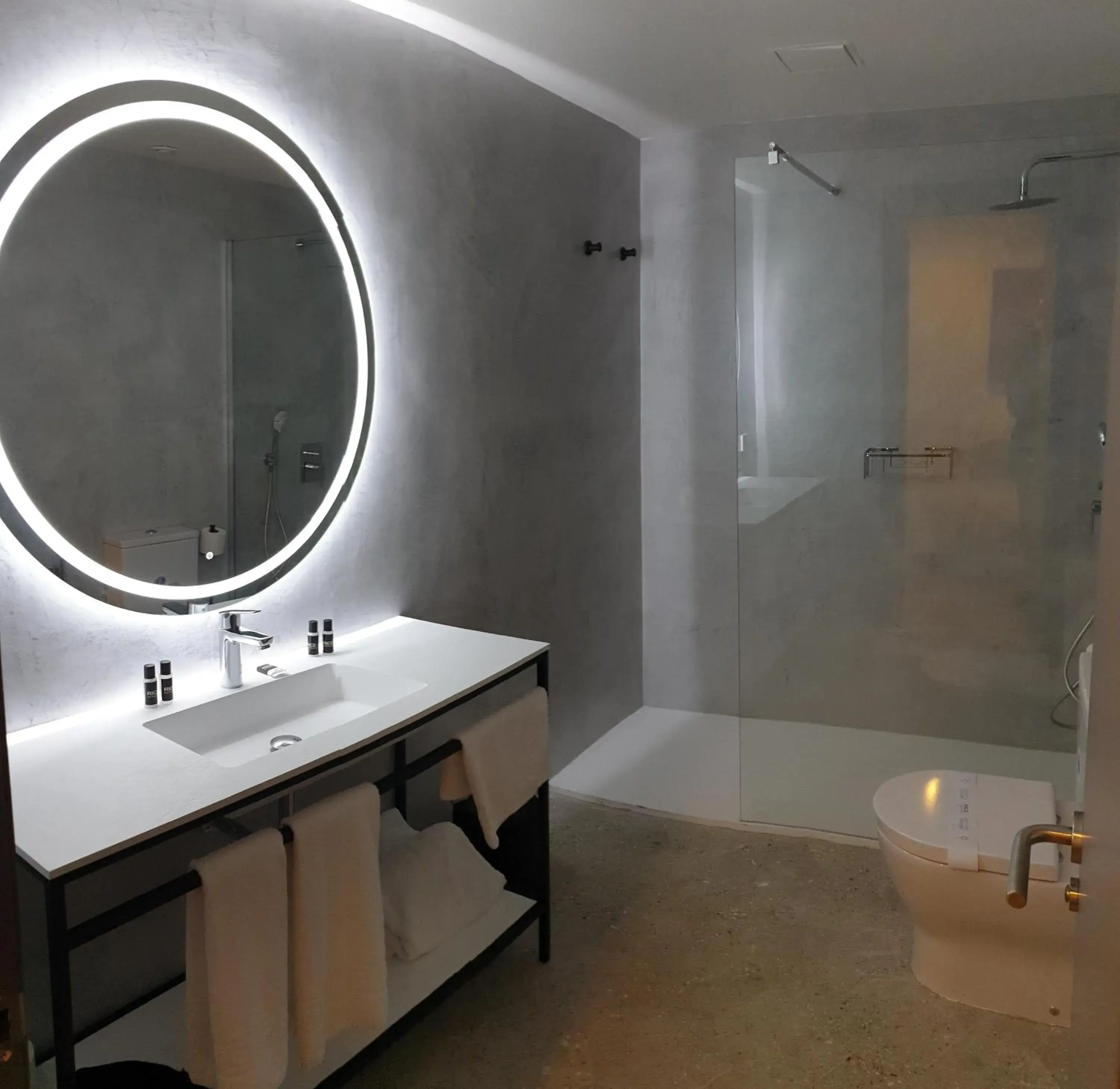 Shower in RICE Reyes Católicos Shower in RICE Reyes Católicos