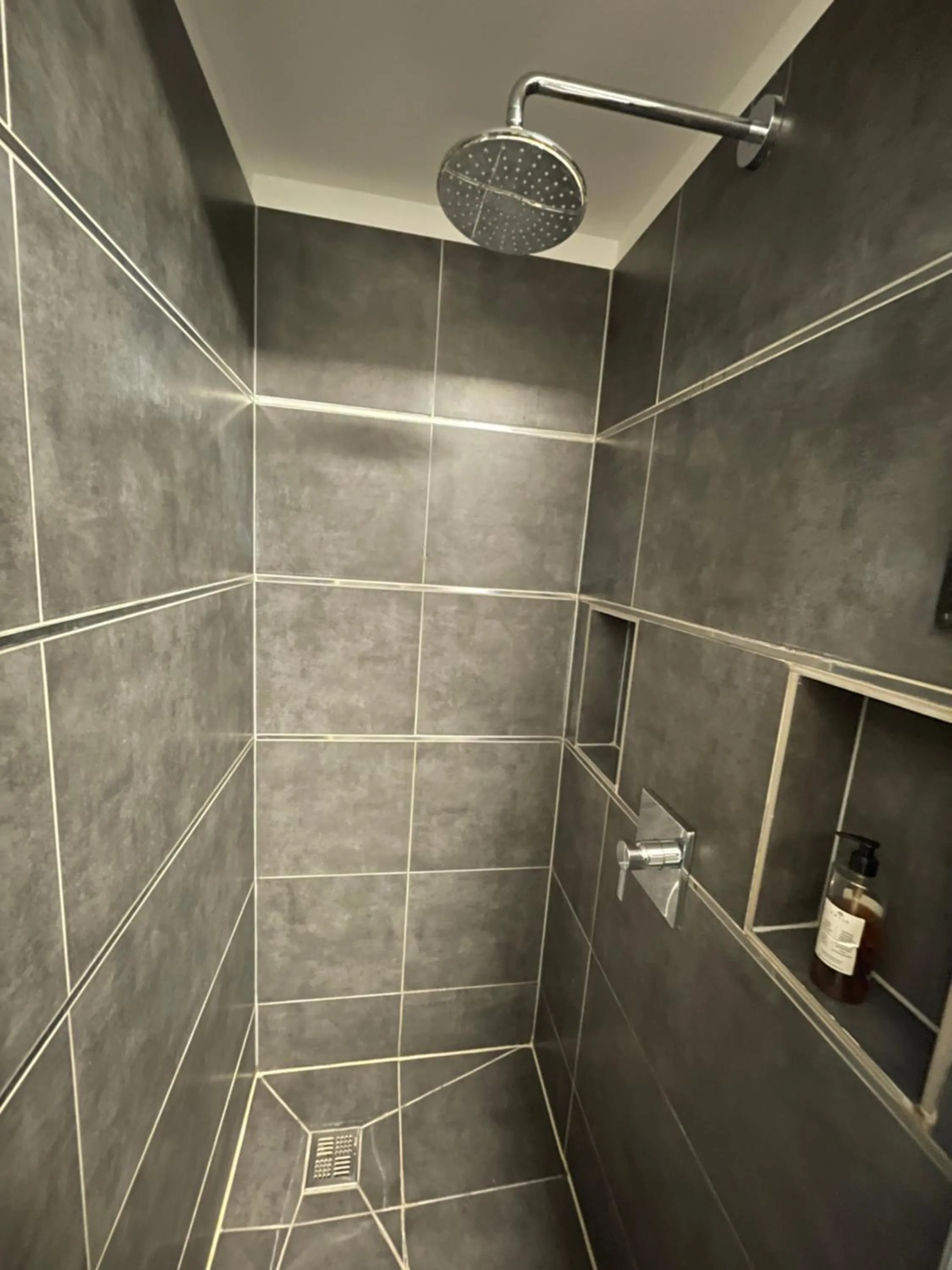 Shower in TruRetreats Design Loft für 8 Personen I Riesige Küche I eCharger I 65z SmartTV I 150qm