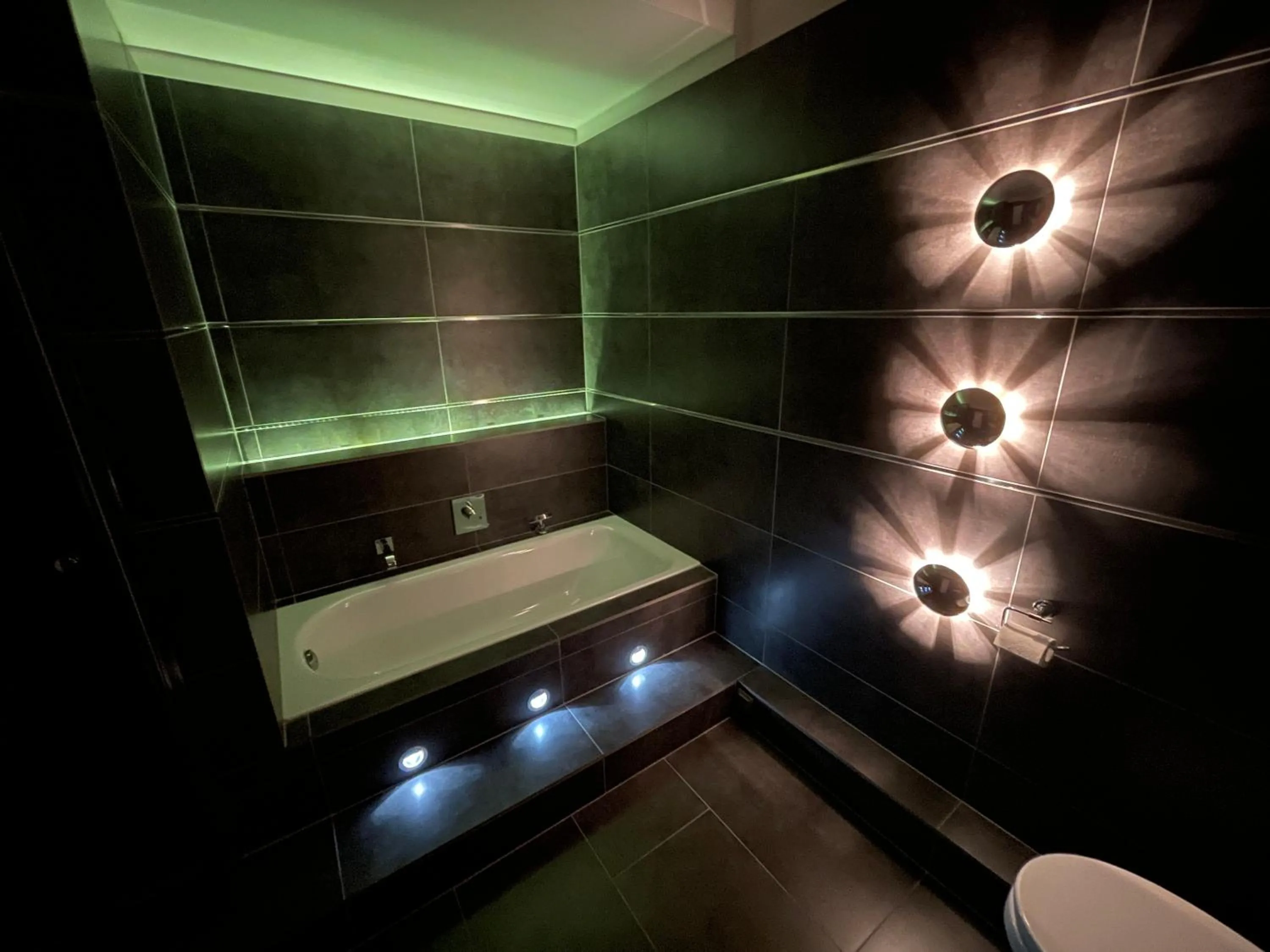 Bathroom in TruRetreats Design Loft für 8 Personen I Riesige Küche I eCharger I 65z SmartTV I 150qm