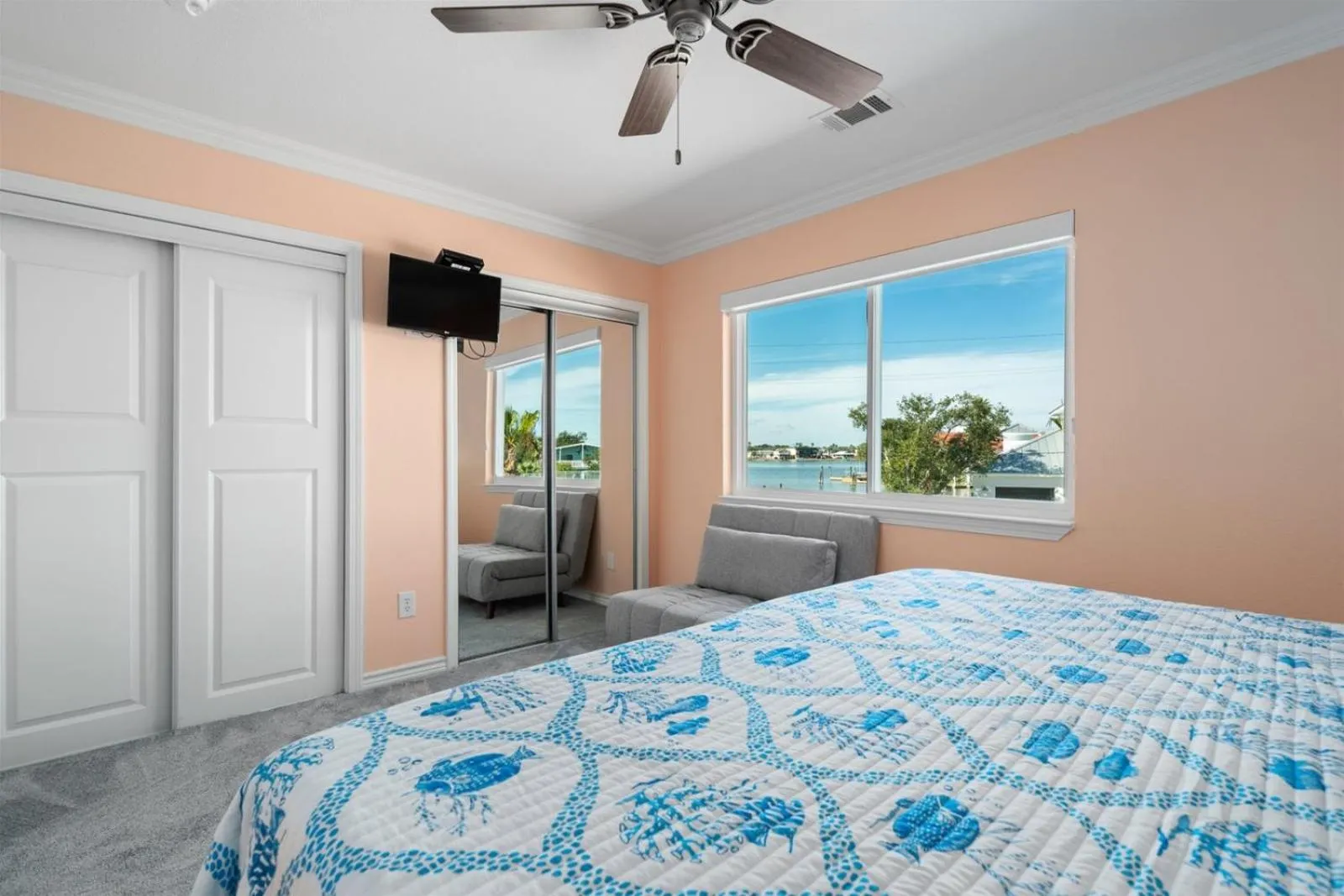 Property building, Bed in 5 Oclock Somewhere