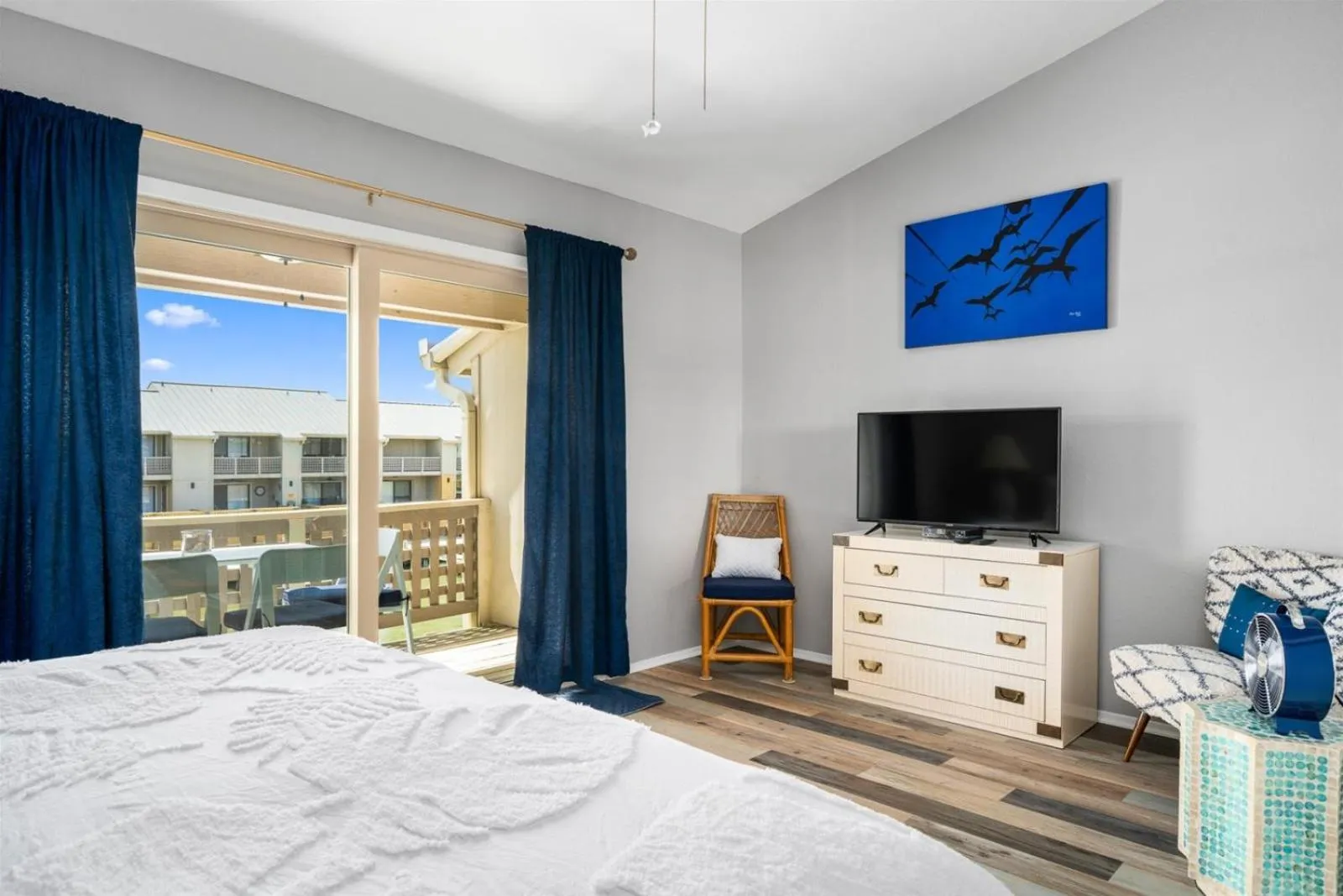 Property building, Bed in BoHo by the Bay