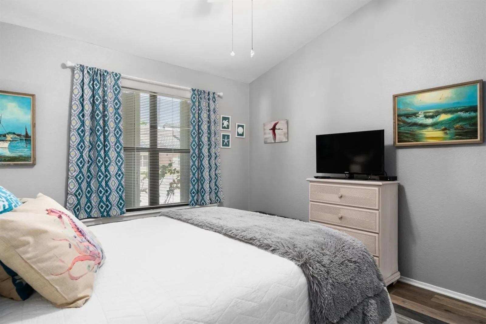 Property building, Bed in BoHo by the Bay