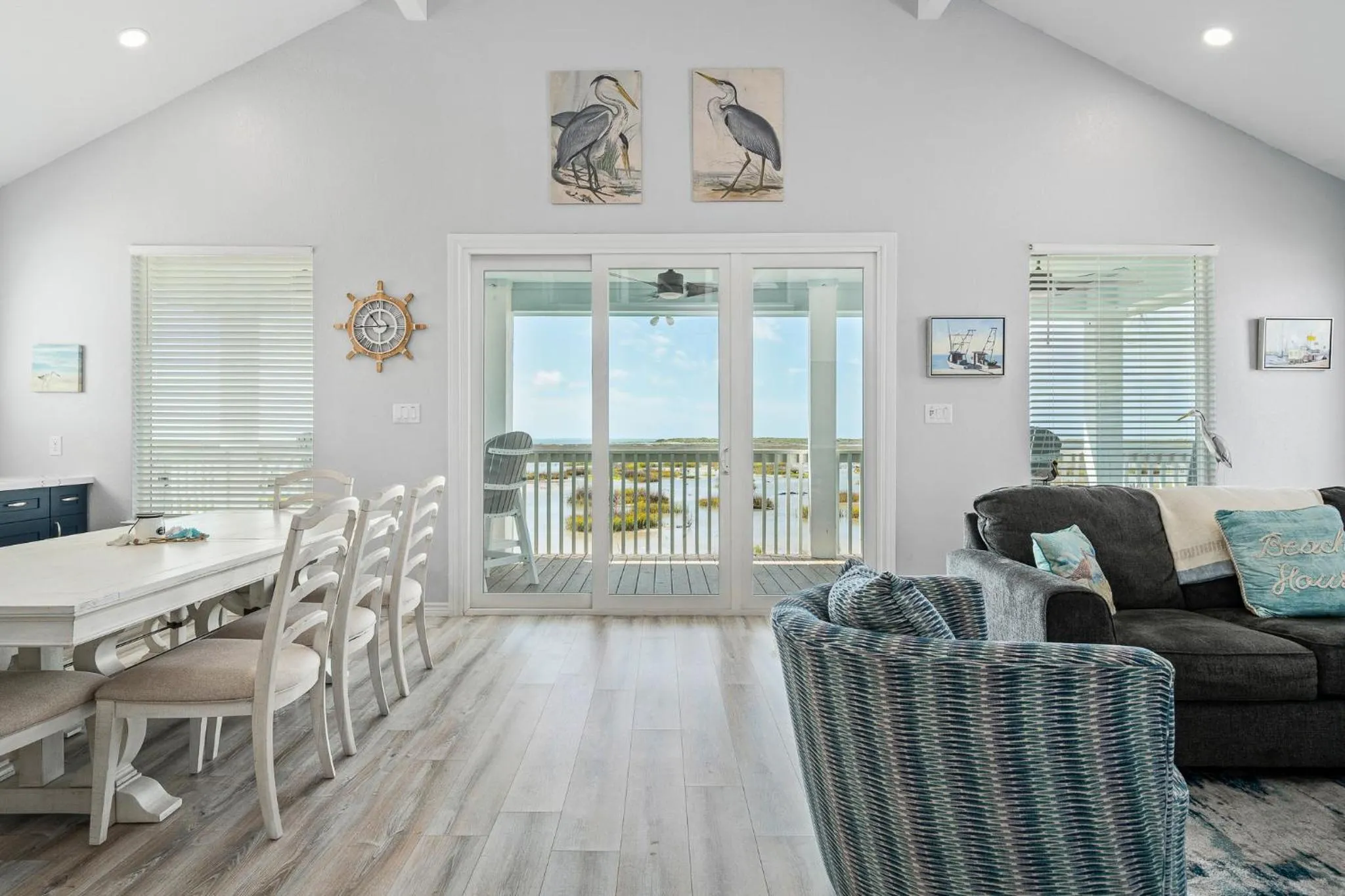 Property building in Birds on the Bay