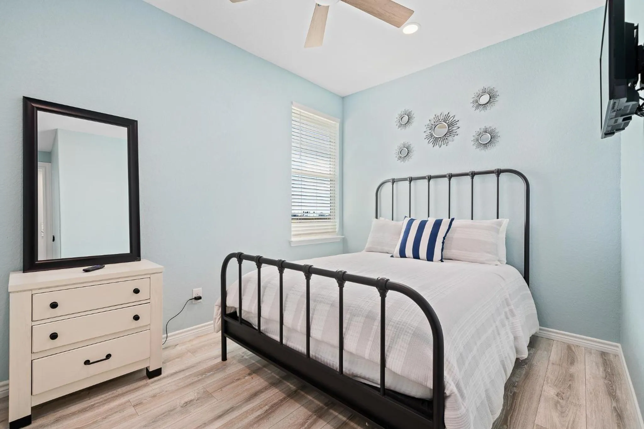 Property building, Bed in Birds on the Bay