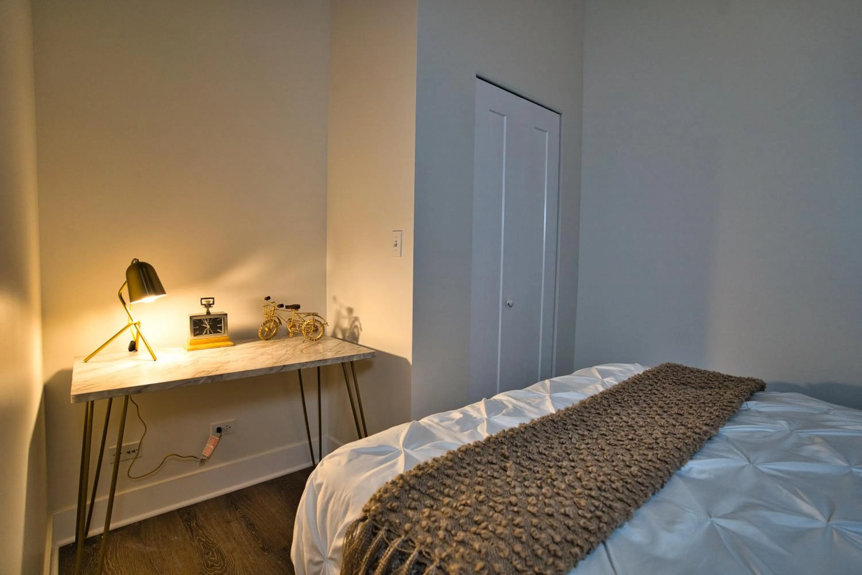 Bed in South Loop 2BR Getaway with Smart TVs & Optional Parking Near McCormick Place, Museum Campus & Downtown