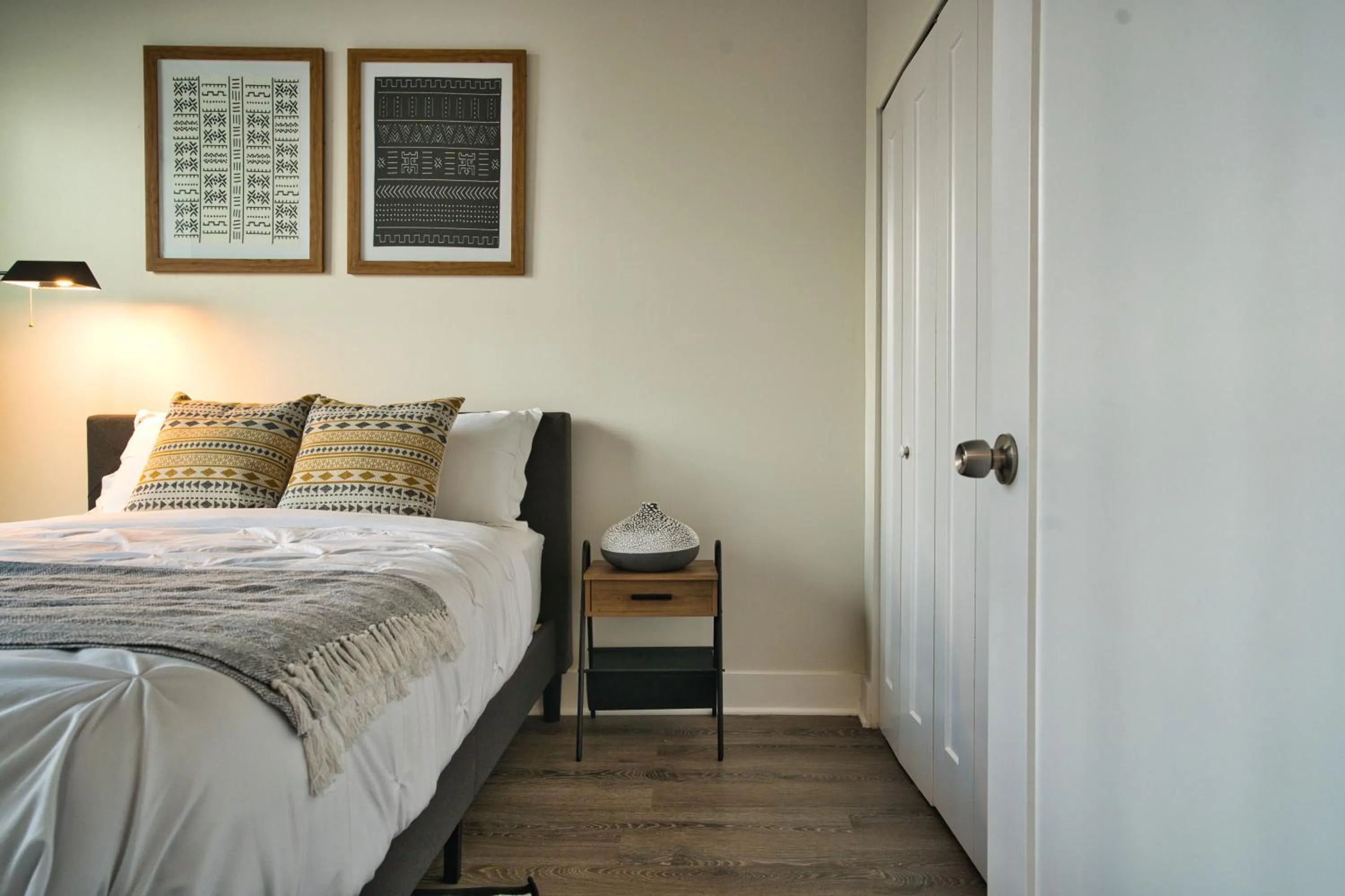 Bed in South Loop 2BR Getaway with Smart TVs & Optional Parking Near McCormick Place, Museum Campus & Downtown