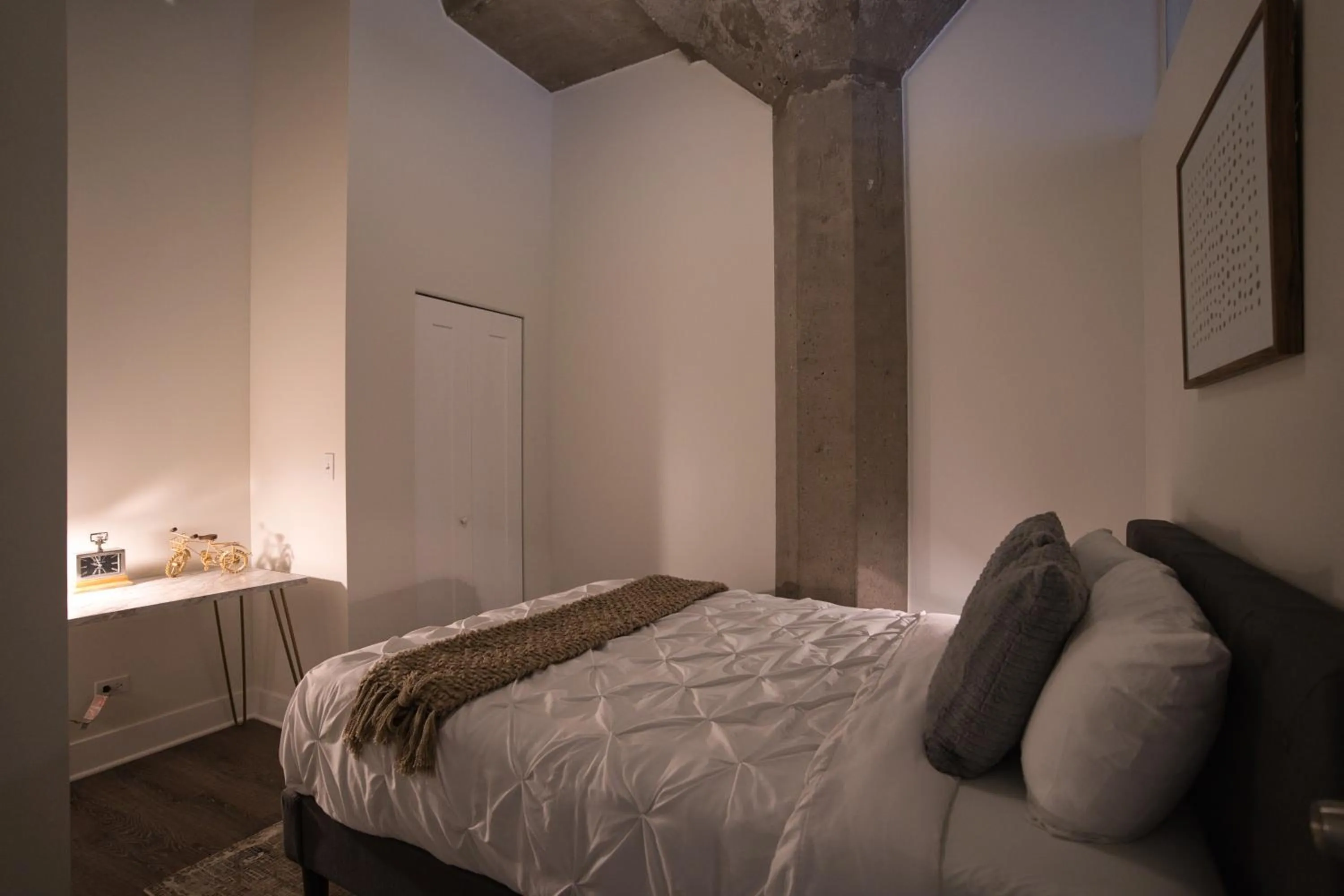 Bed in South Loop 2BR Getaway with Smart TVs & Optional Parking Near McCormick Place, Museum Campus & Downtown