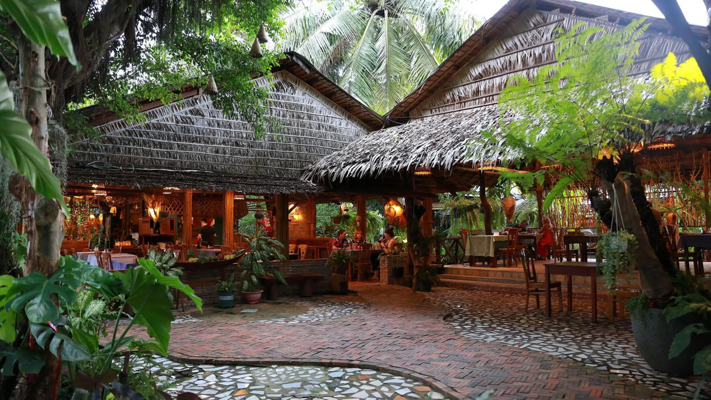 Restaurant/places to eat in Vamxang Rustic Home
