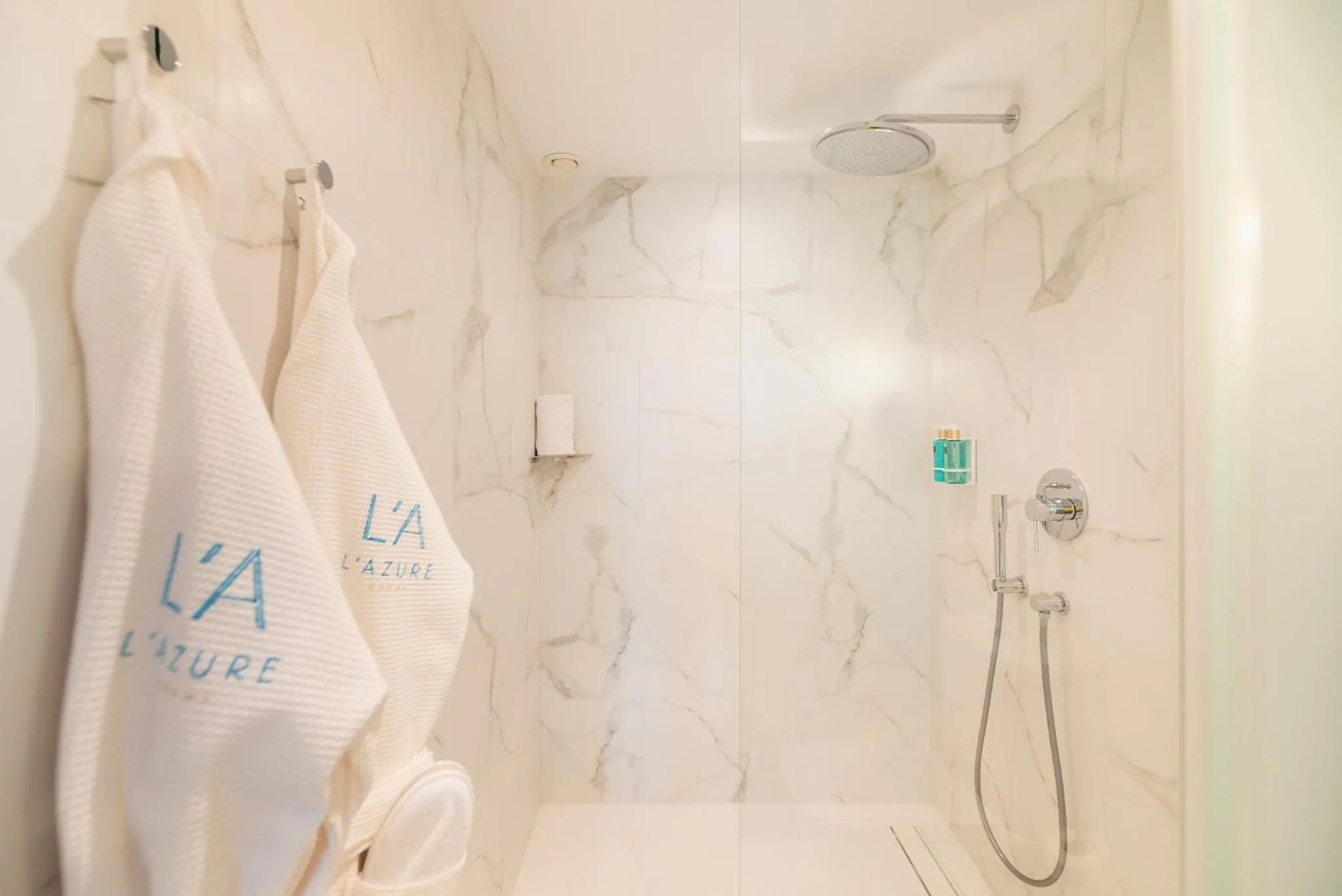 Shower in L'Azure Hotel 4* Sup
