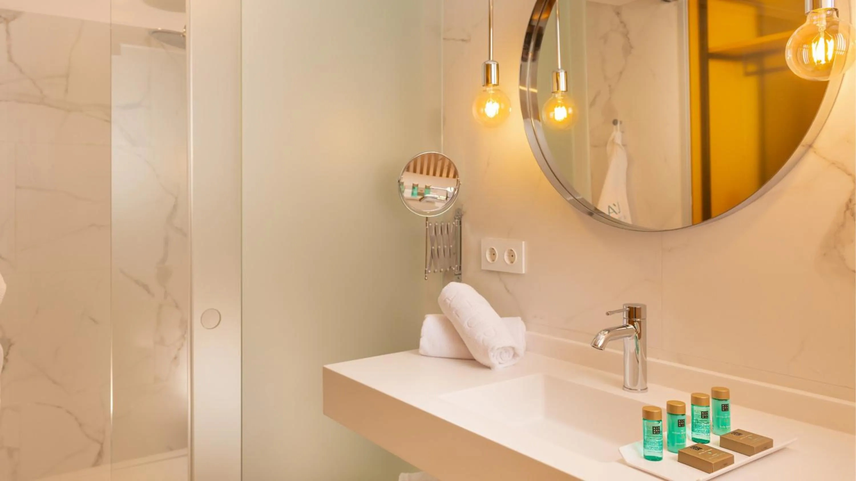 Shower in L'Azure Hotel 4* Sup