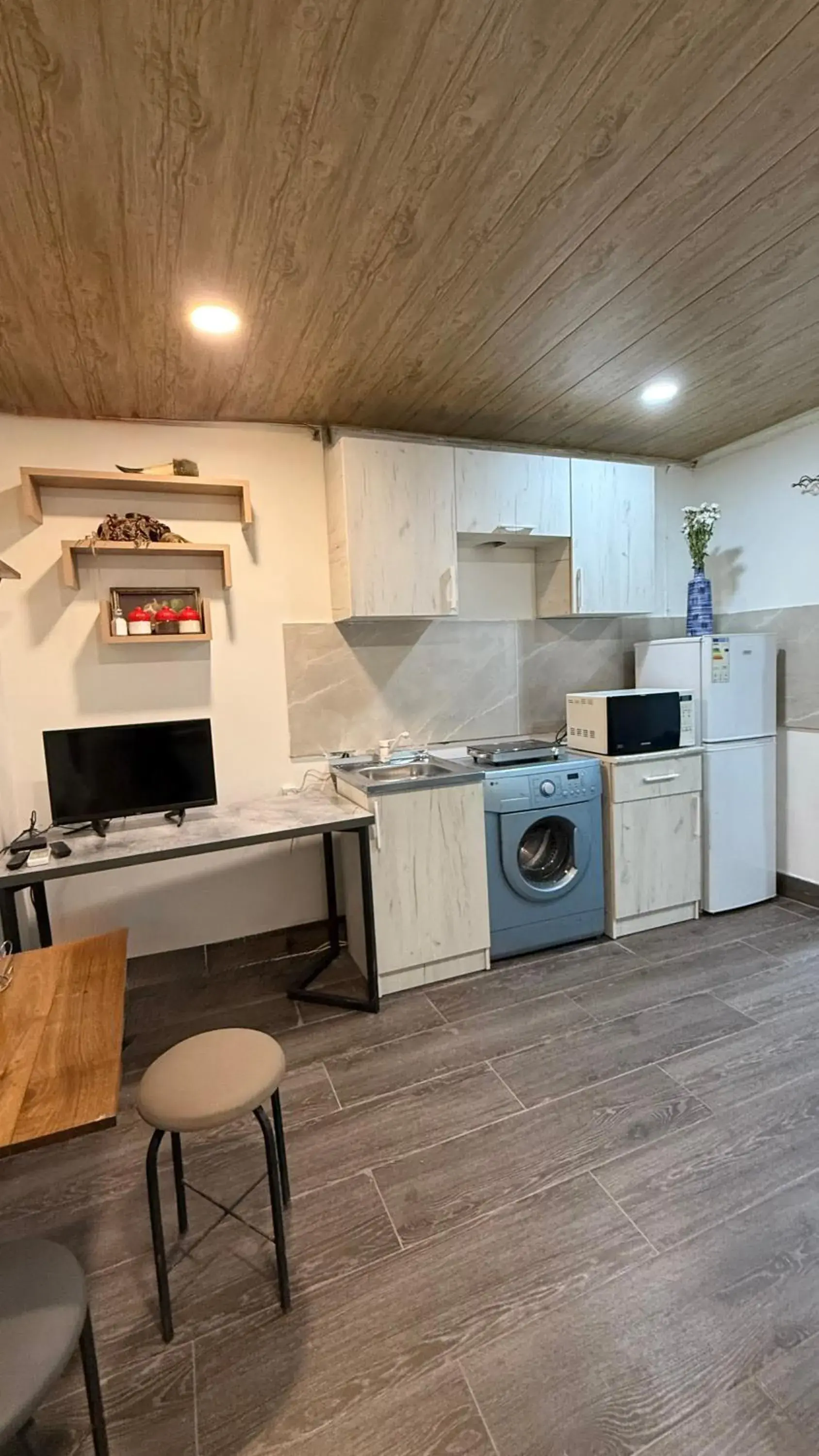 Budget Double Room - single occupancy in Vahe's corner house Budget Double Room - single occupancy in Vahe's corner house