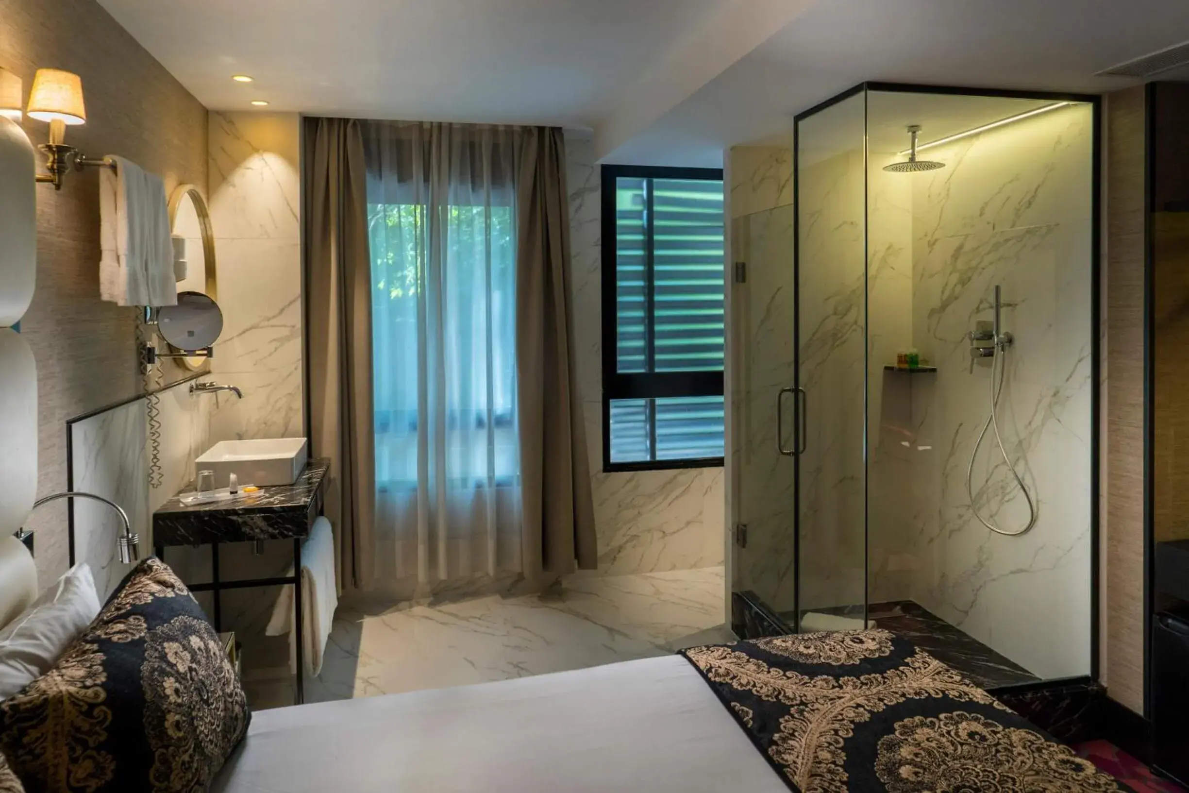 Shower, Bed in Hotel Mirador de Chamartín Shower, Bed in Hotel Mirador de Chamartín