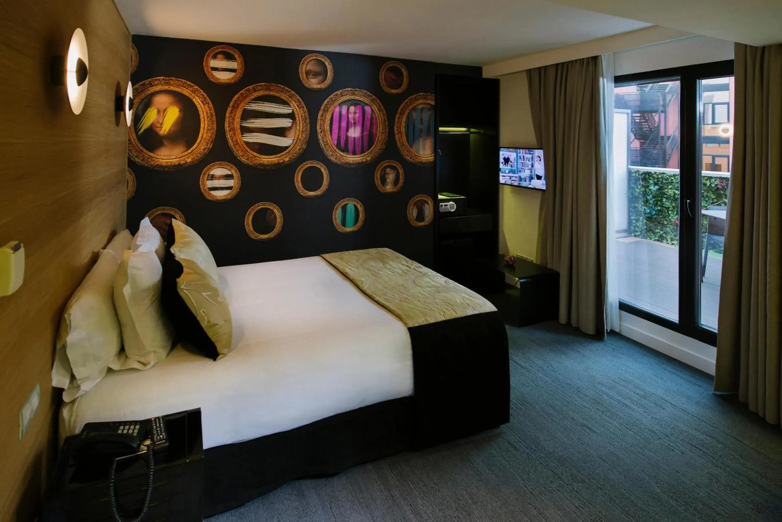 Balcony/Terrace, Bed in Hotel Mirador de Chamartín Balcony/Terrace, Bed in Hotel Mirador de Chamartín