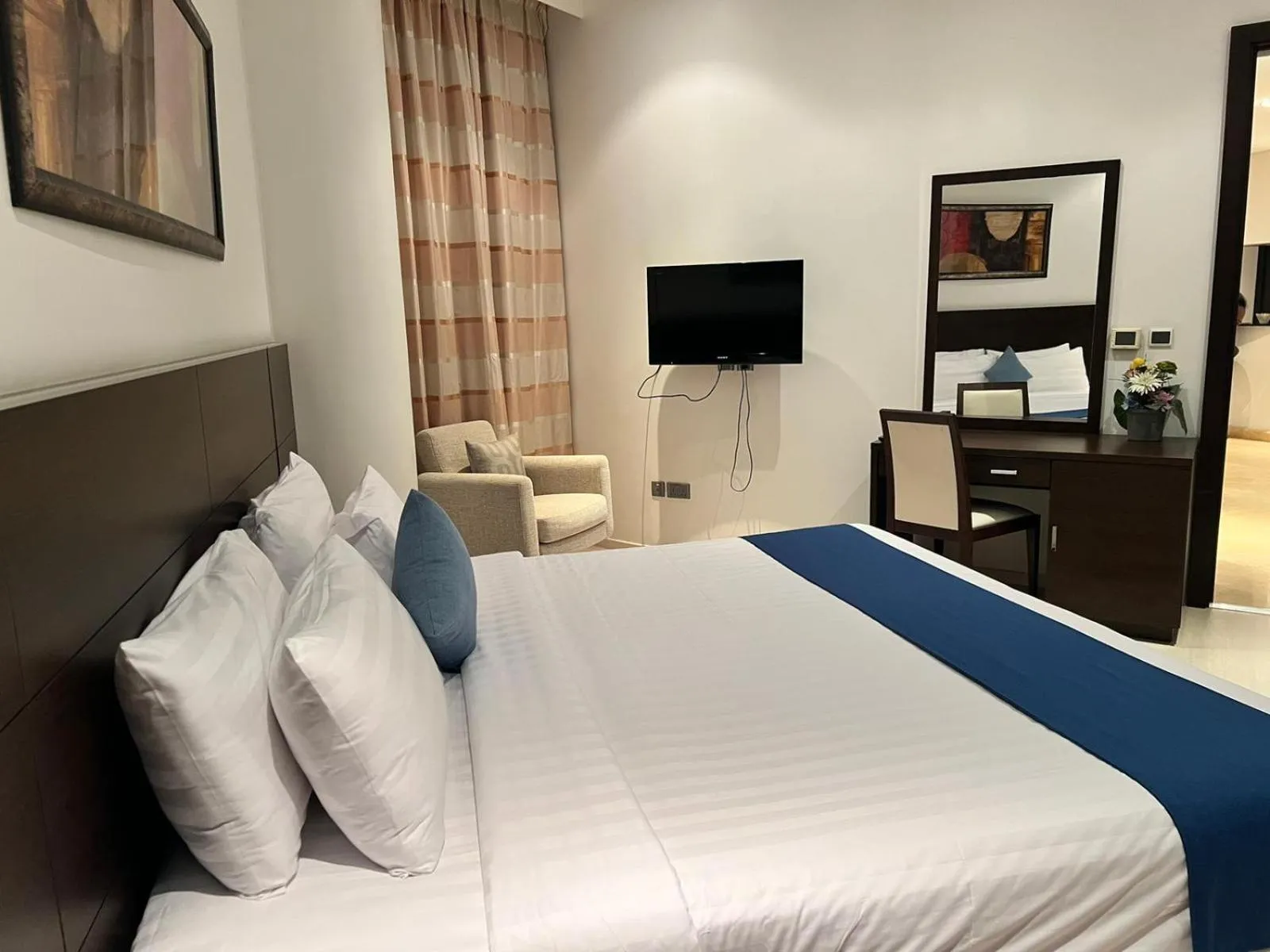 Bedroom, Bed in Butterfly Residence