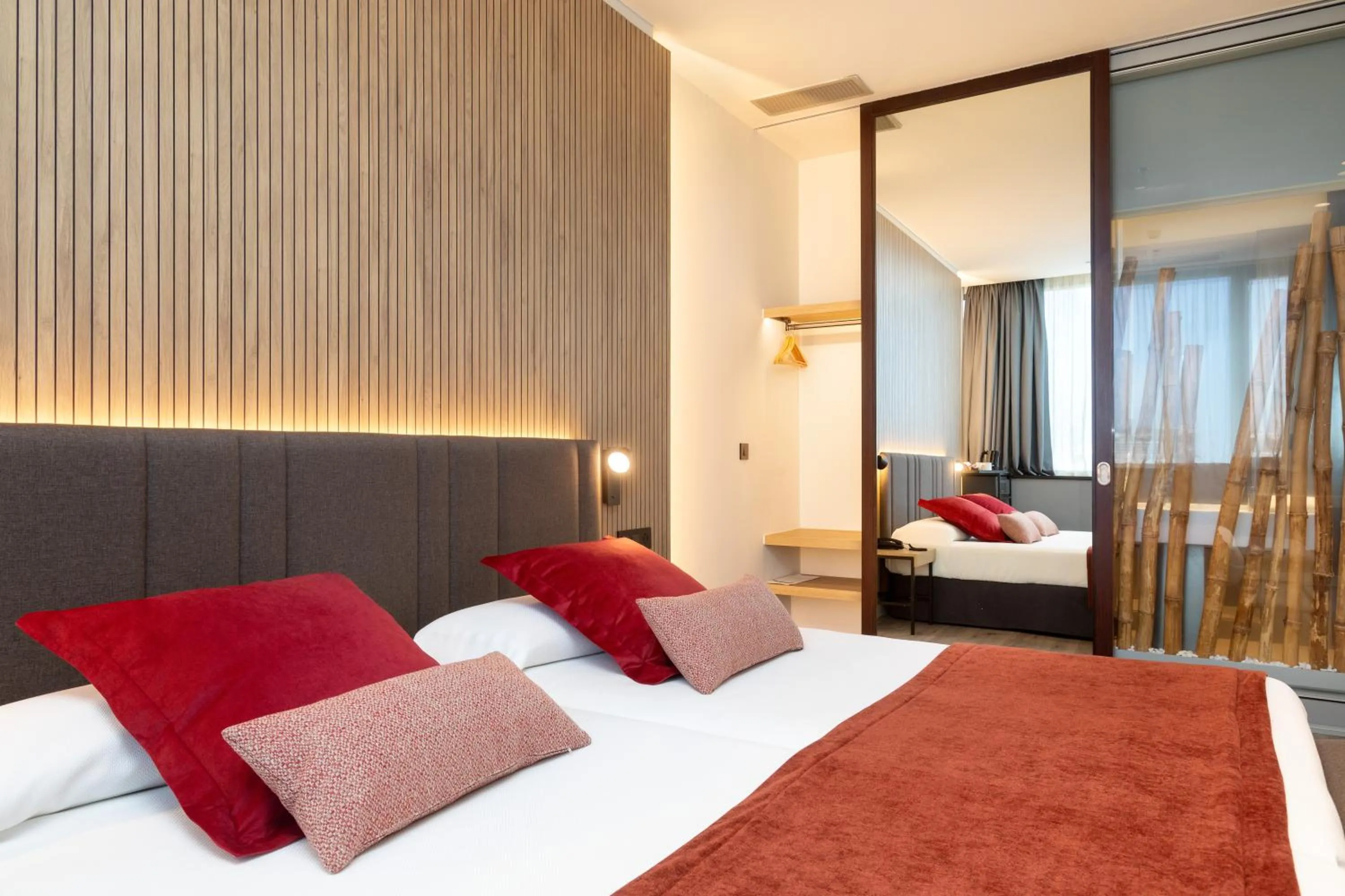 Photo of the whole room, Bed in Alexandre Fira Congress