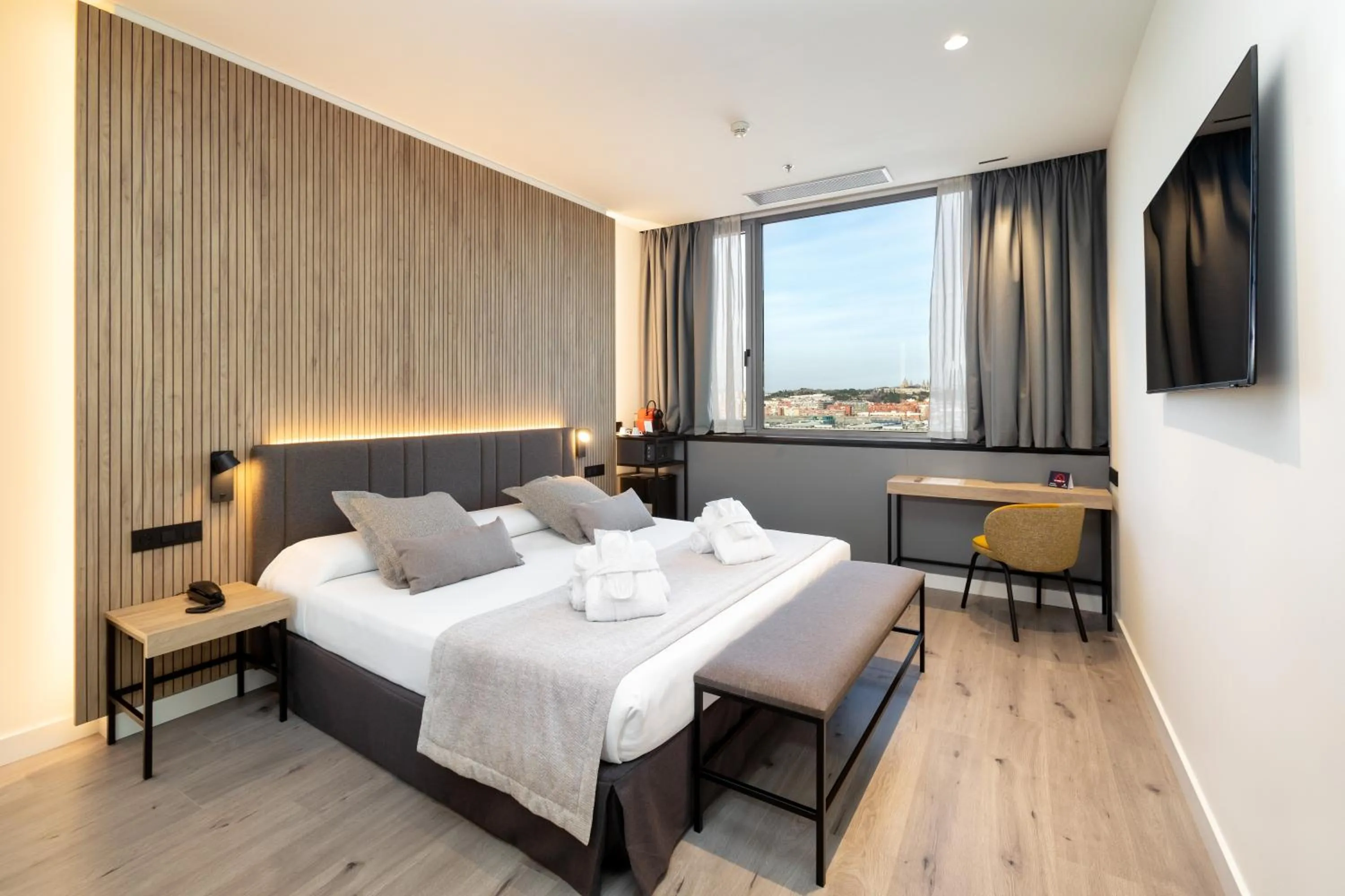 Photo of the whole room, Bed in Alexandre Fira Congress