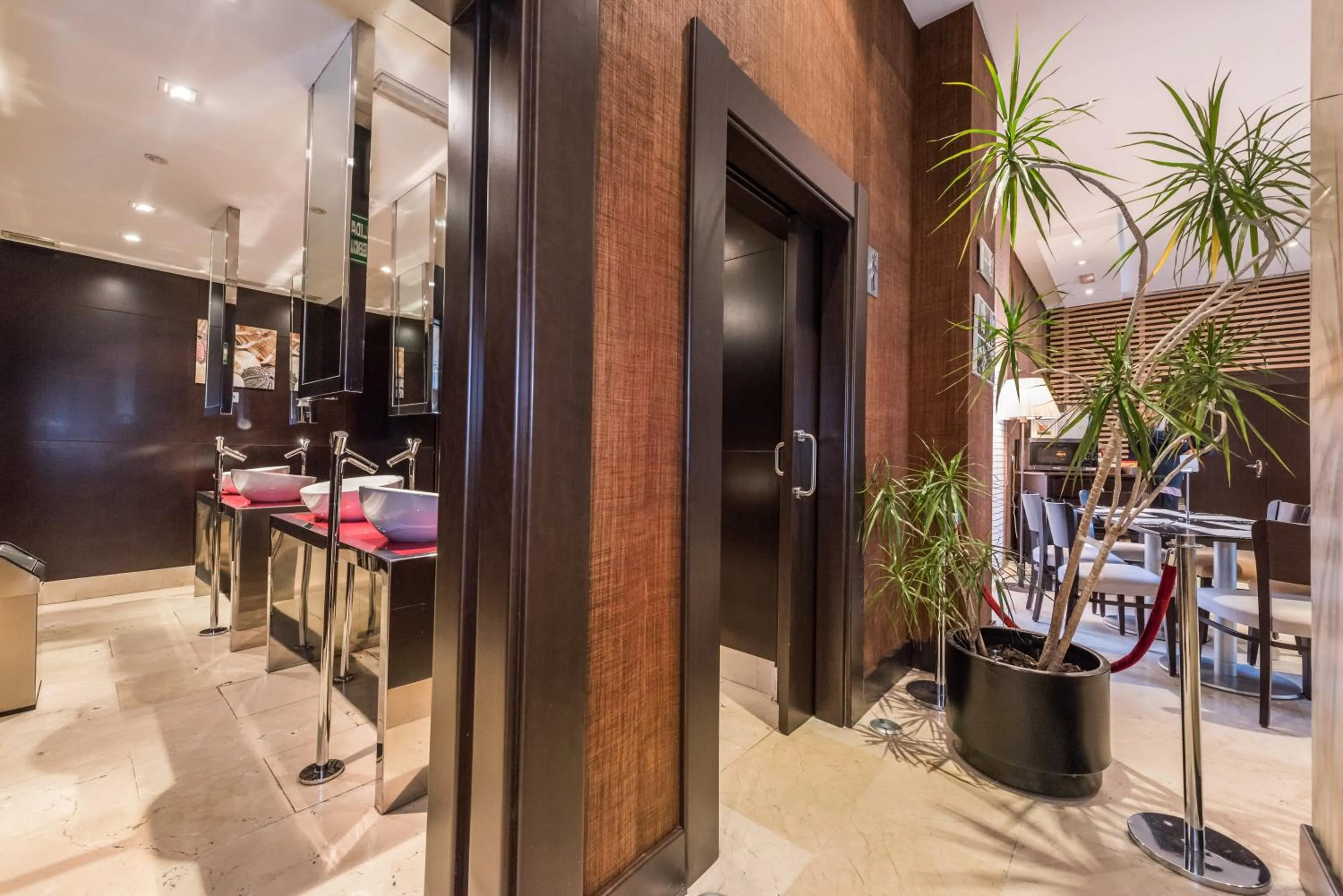 Public Bath in Hotel Mercader