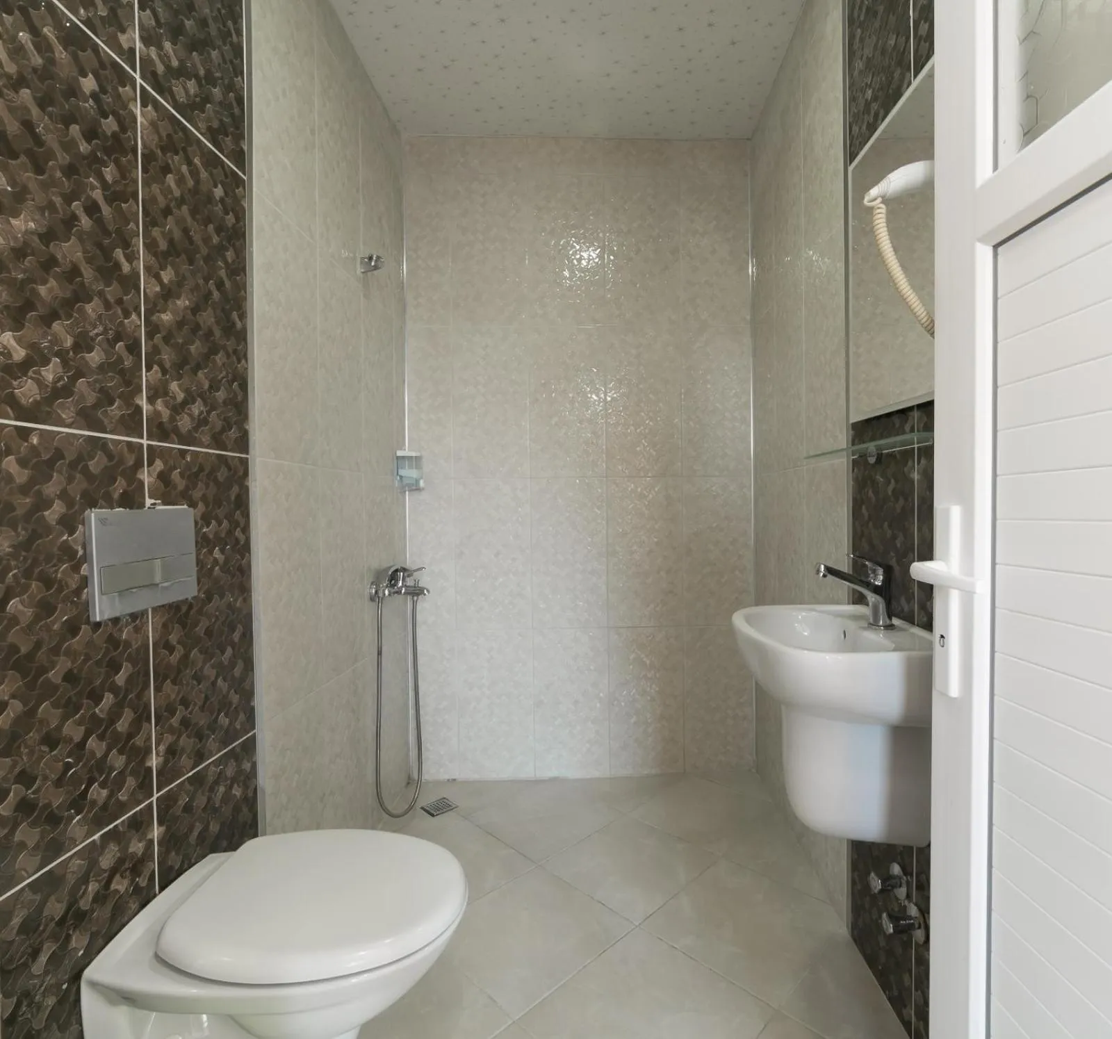 Shower in Enda Lara Hotel