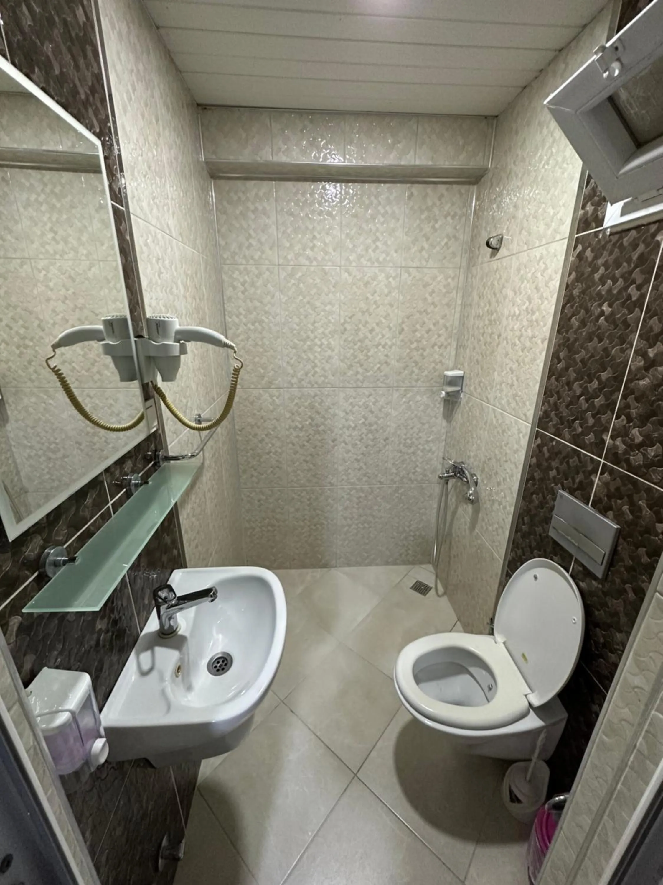 Toilet in Enda Lara Hotel