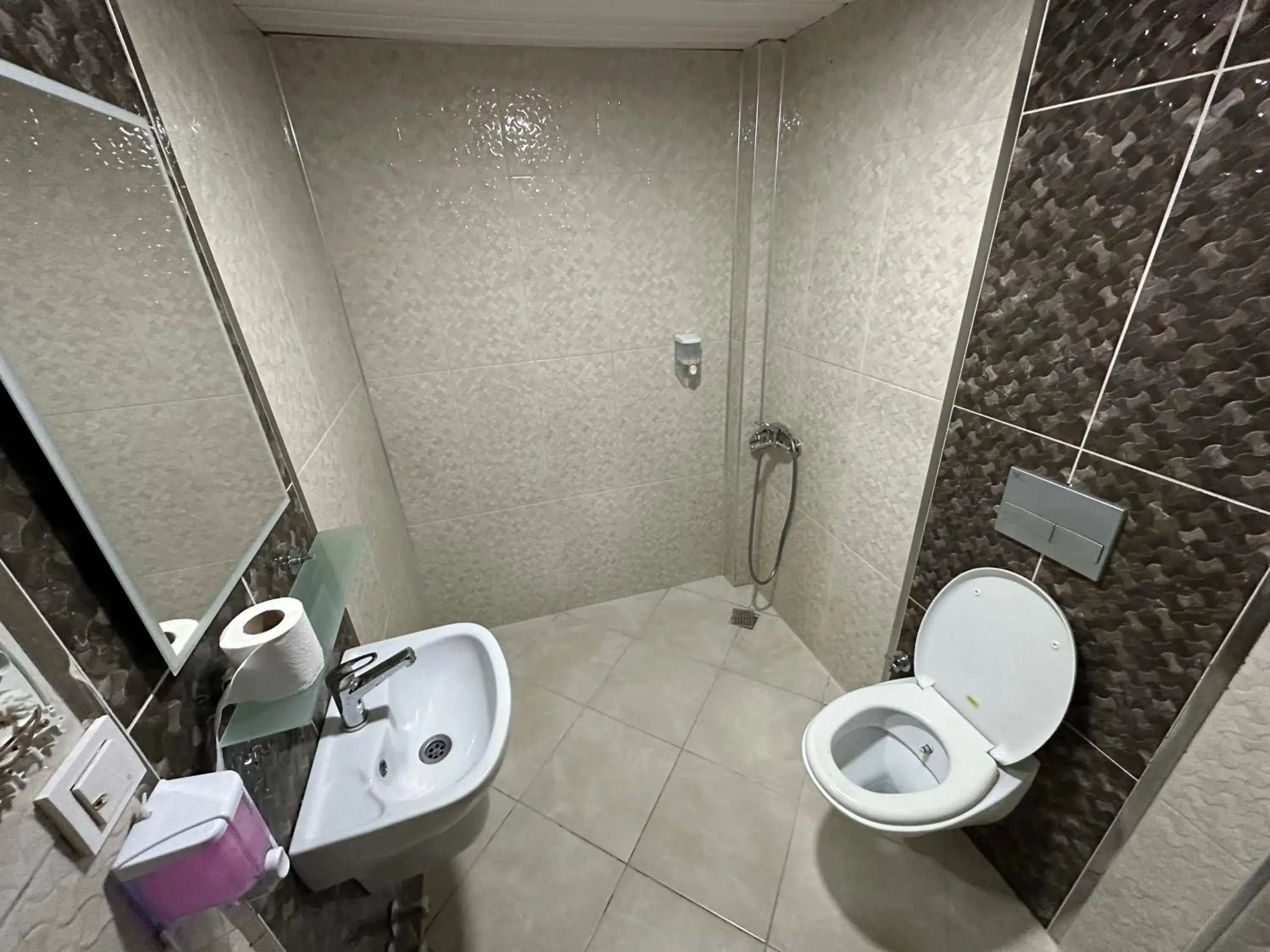 Toilet in Enda Lara Hotel Toilet in Enda Lara Hotel