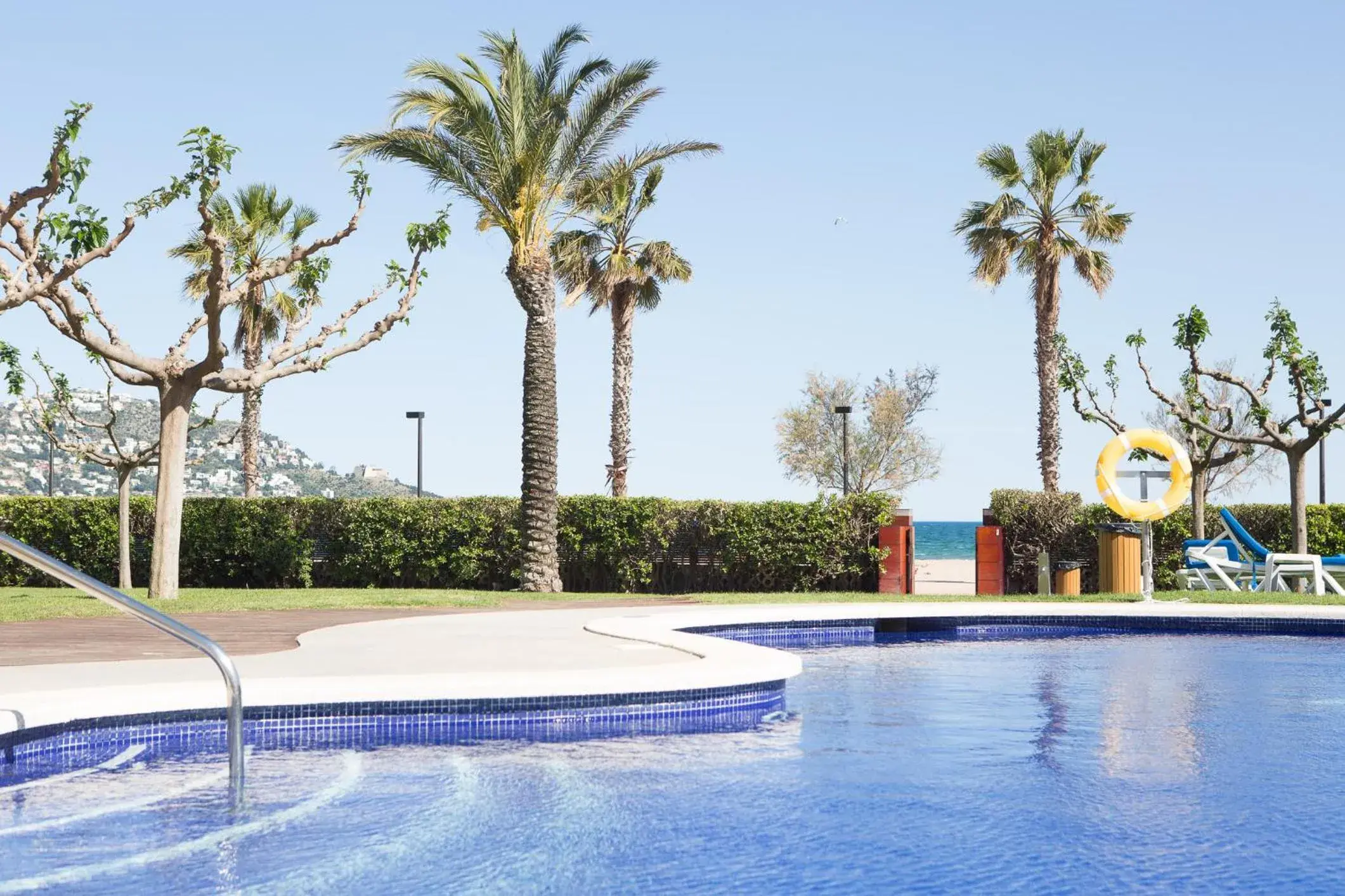 Swimming pool in Prestige Victoria Swimming pool in Prestige Victoria