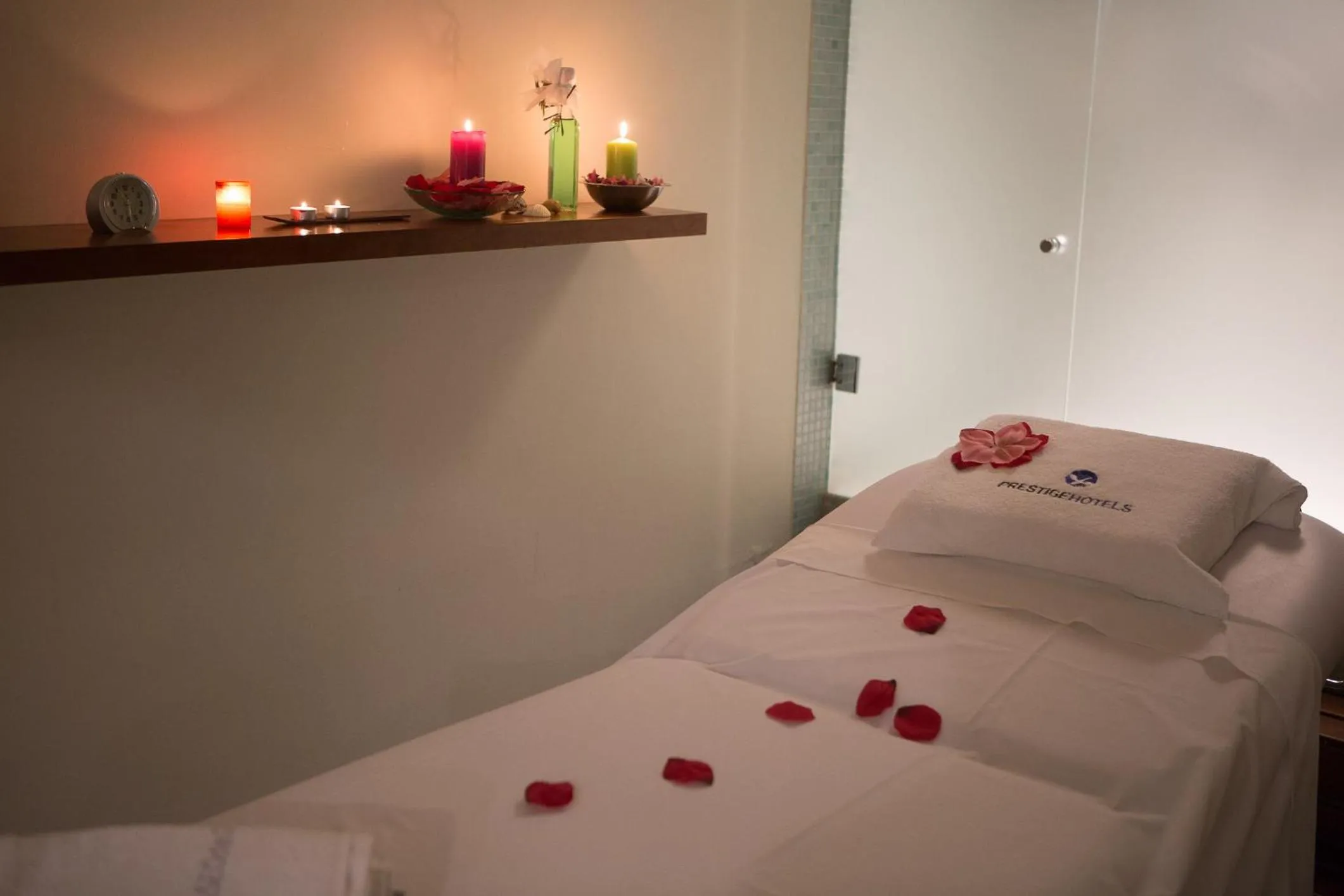 Spa and wellness centre/facilities, Bed in Prestige Victoria