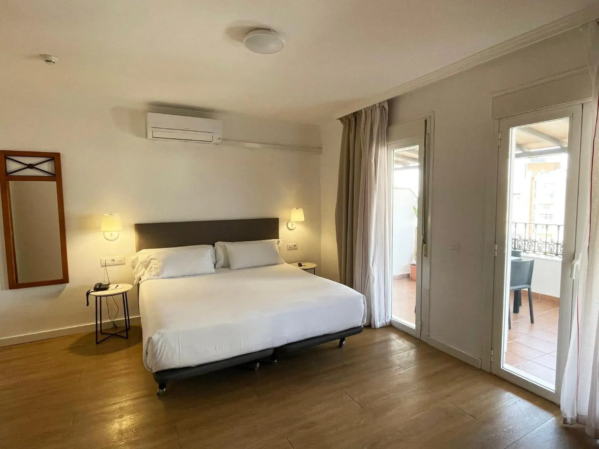 Photo of the whole room, Bed in Sercotel Tribuna Málaga Photo of the whole room, Bed in Sercotel Tribuna Málaga