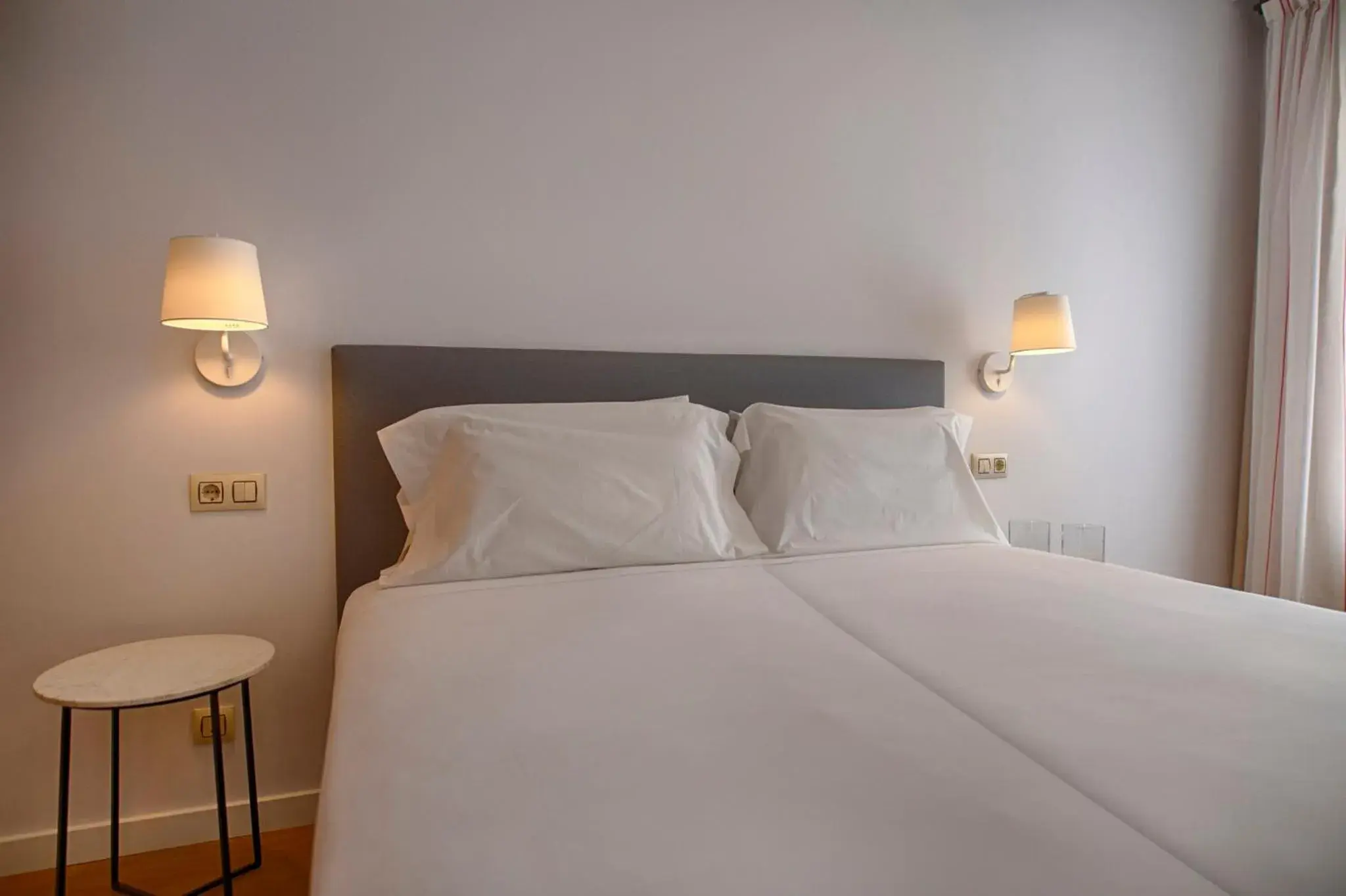 Photo of the whole room, Bed in Sercotel Tribuna Málaga Photo of the whole room, Bed in Sercotel Tribuna Málaga