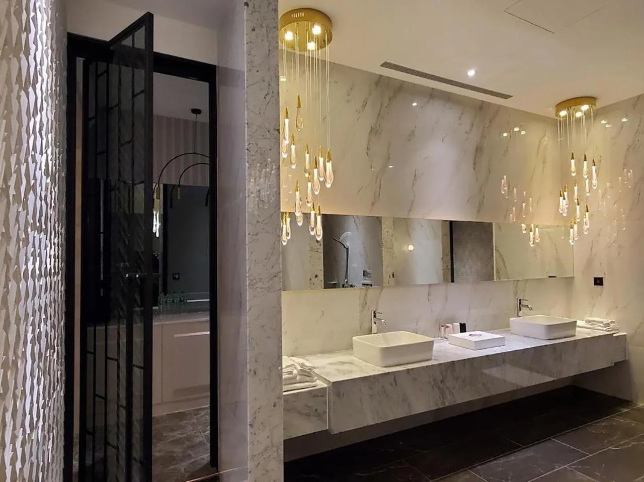 Bathroom in Domo Hotel