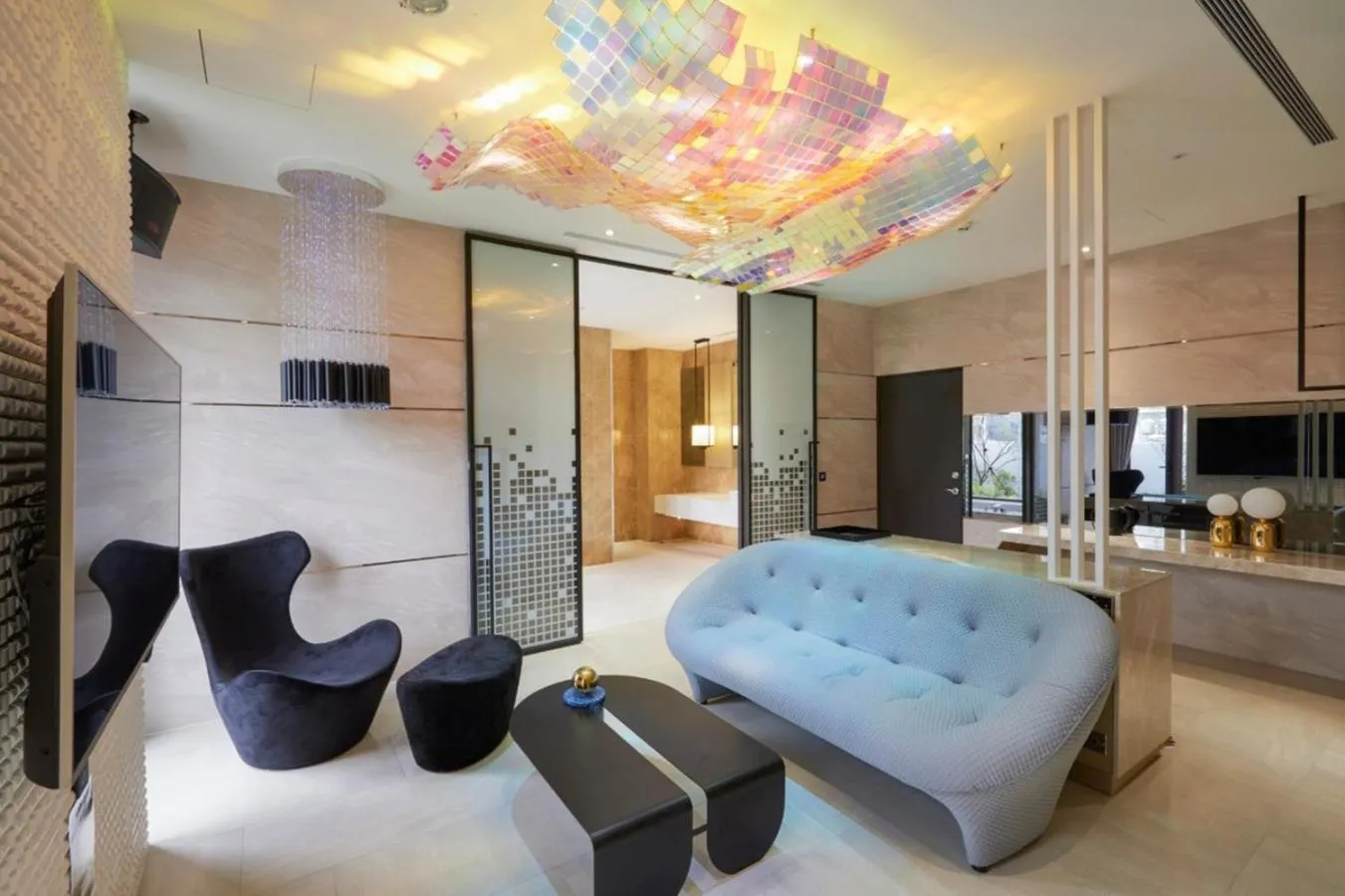 Communal lounge/ TV room in Domo Hotel