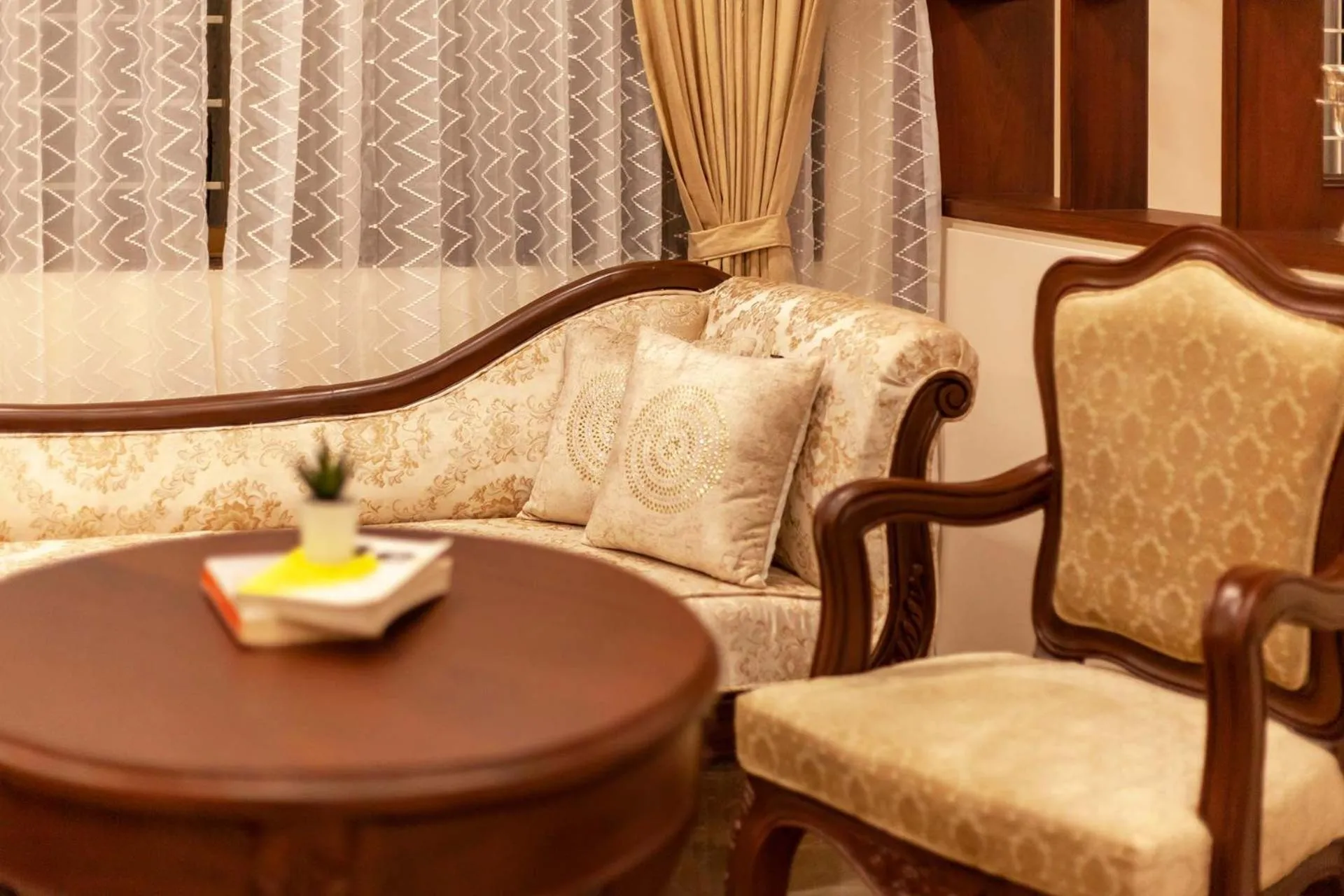 Living room in StayVista's Lake La Vie - Tranquil Lake-View Villa Amidst Farmland with Pool and Poolside Gazebo - Proximity to Sula