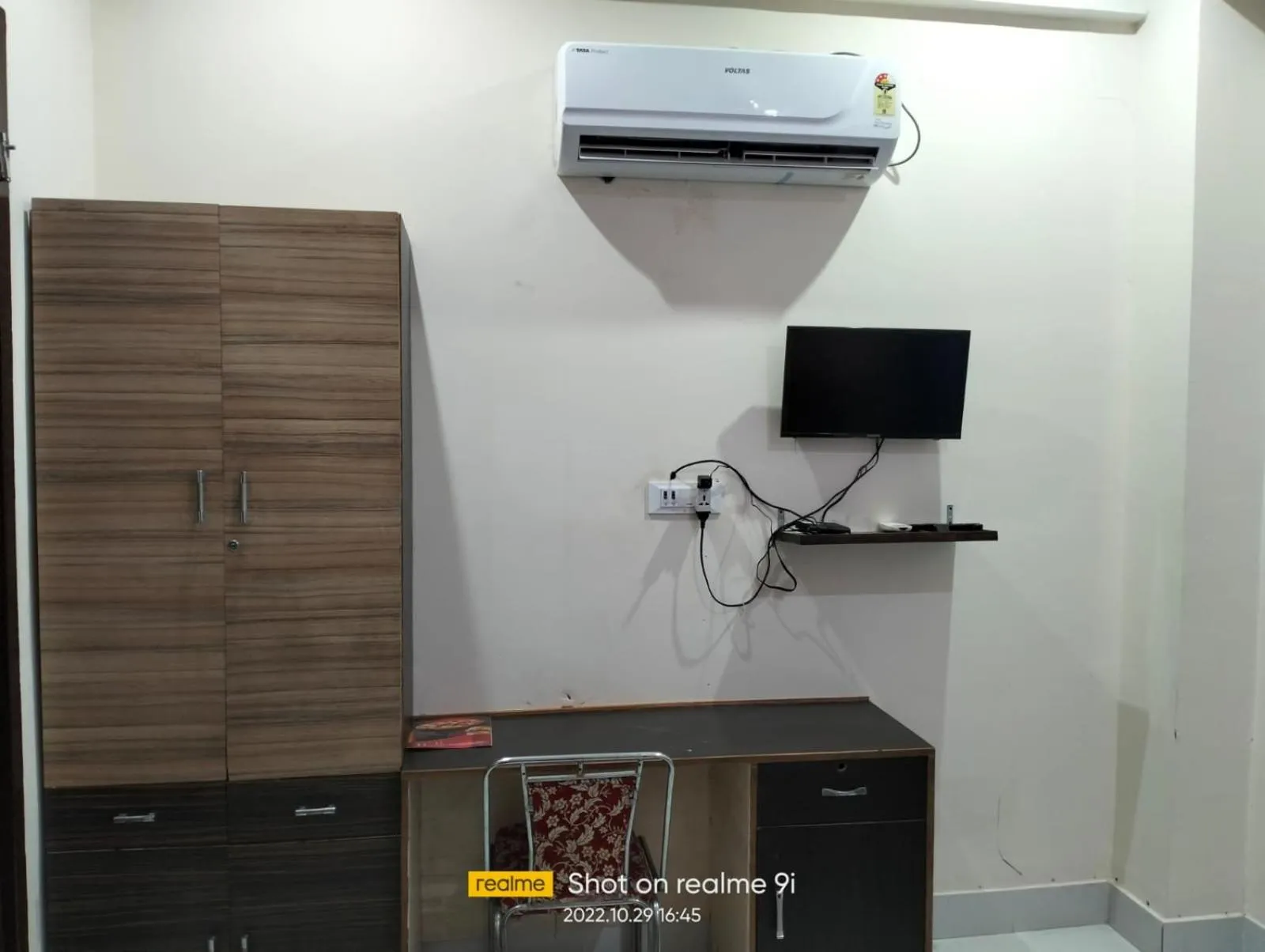 TV and multimedia in Hotel Indraprastha By WB Inn