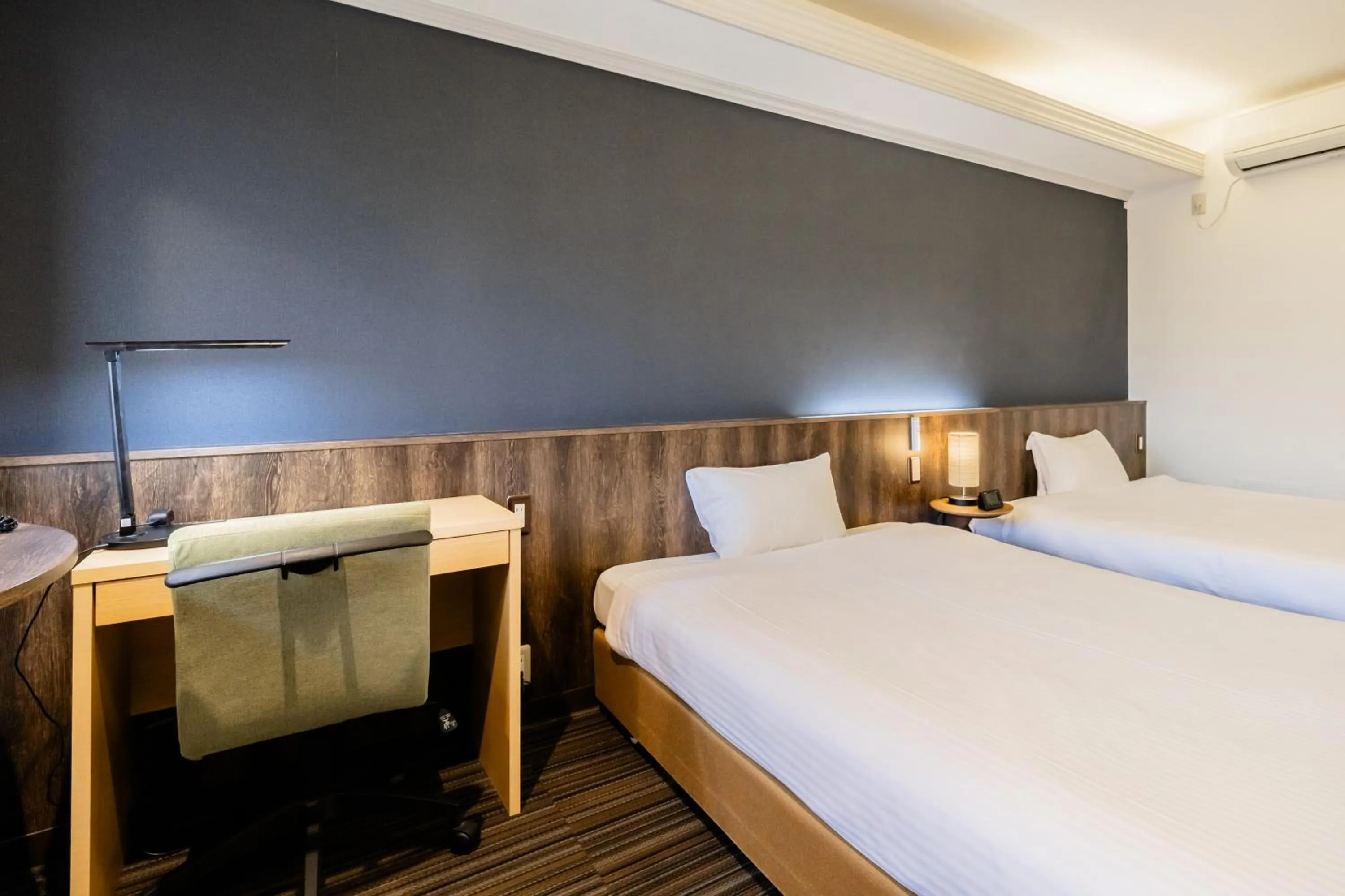 Photo of the whole room, Bed in L stay & grow Harumi