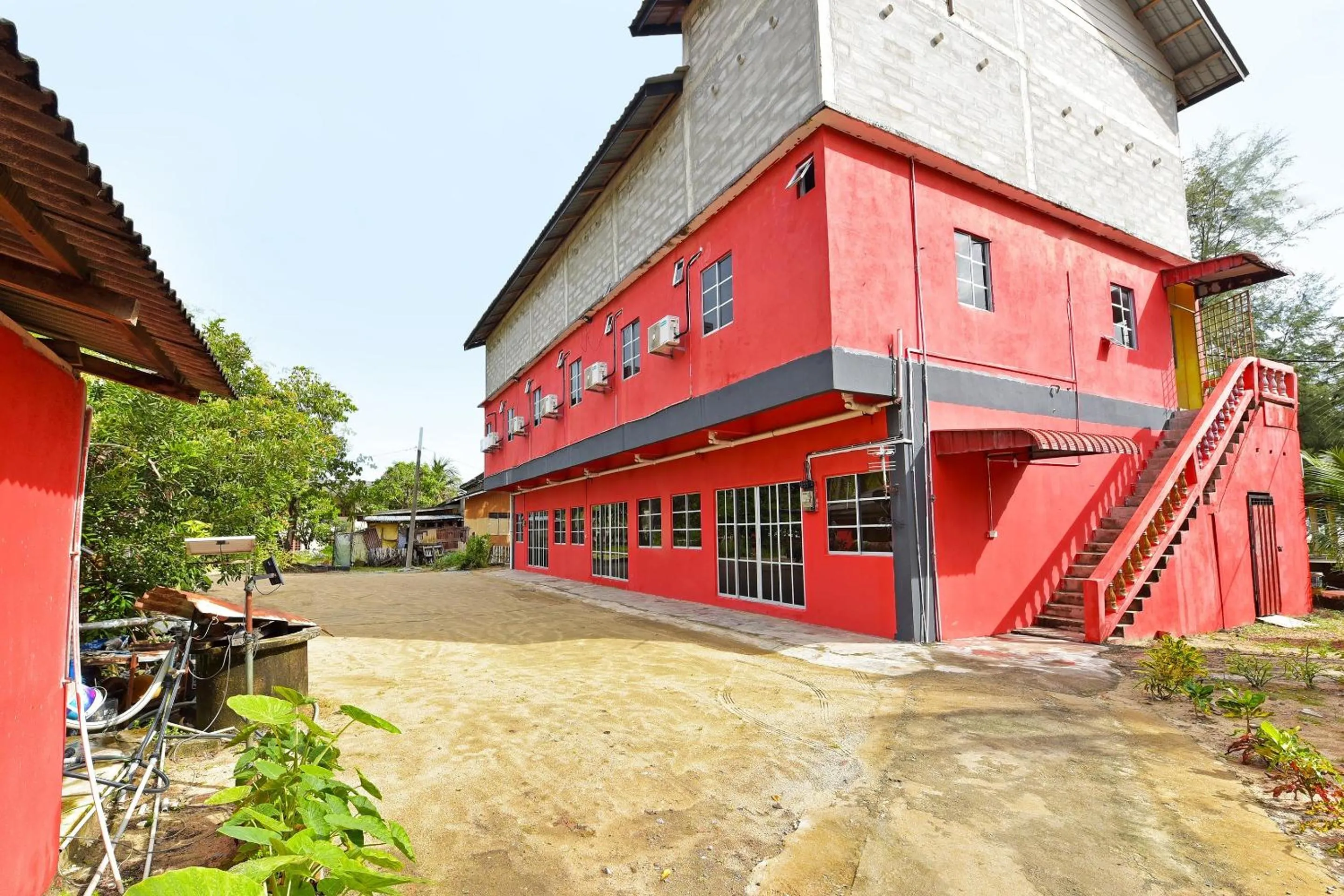 Facade/entrance in Capital O 90664 Rabi Hotel