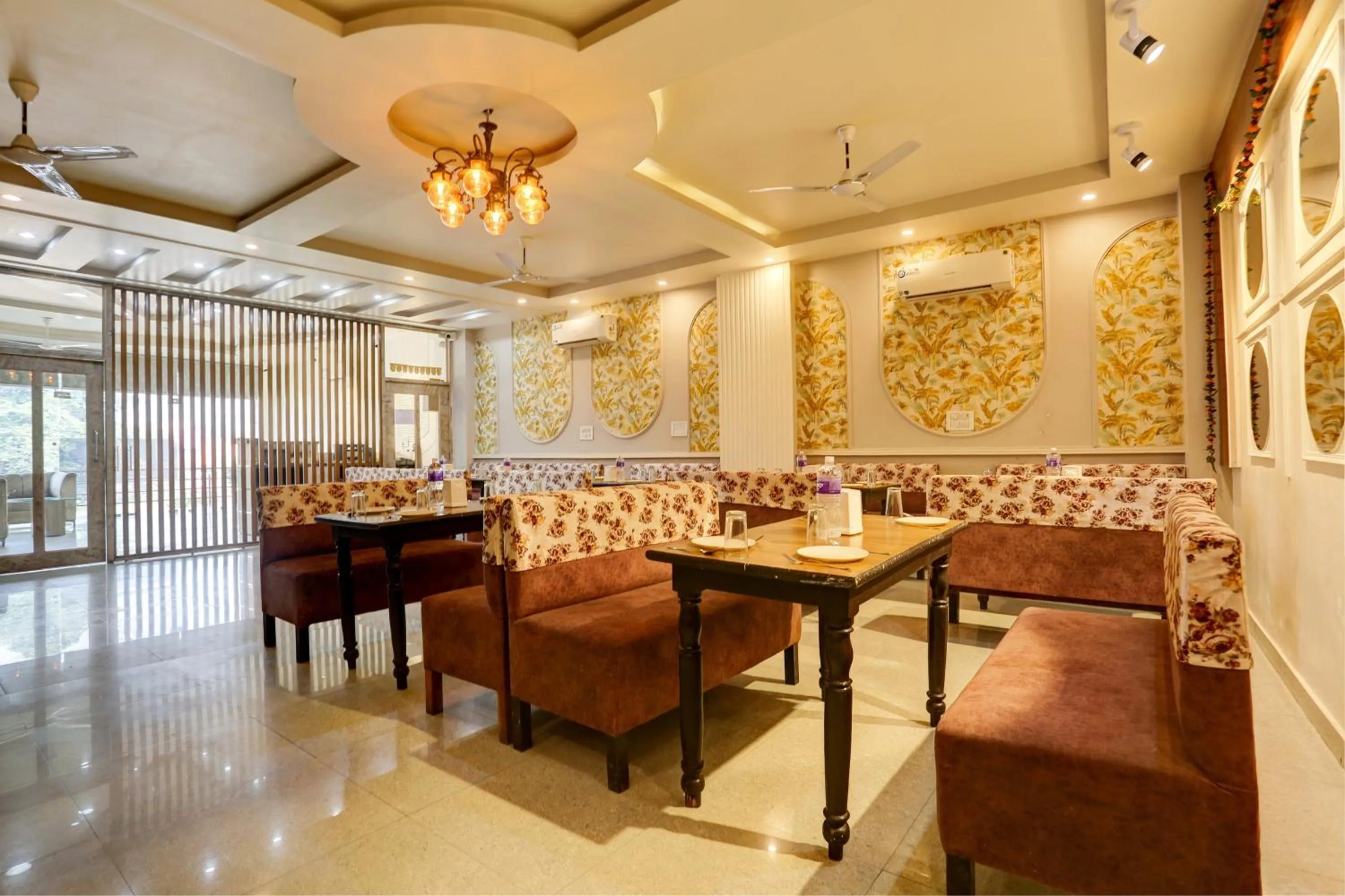 Restaurant/Places to Eat in HOTEL JAIRAJ
