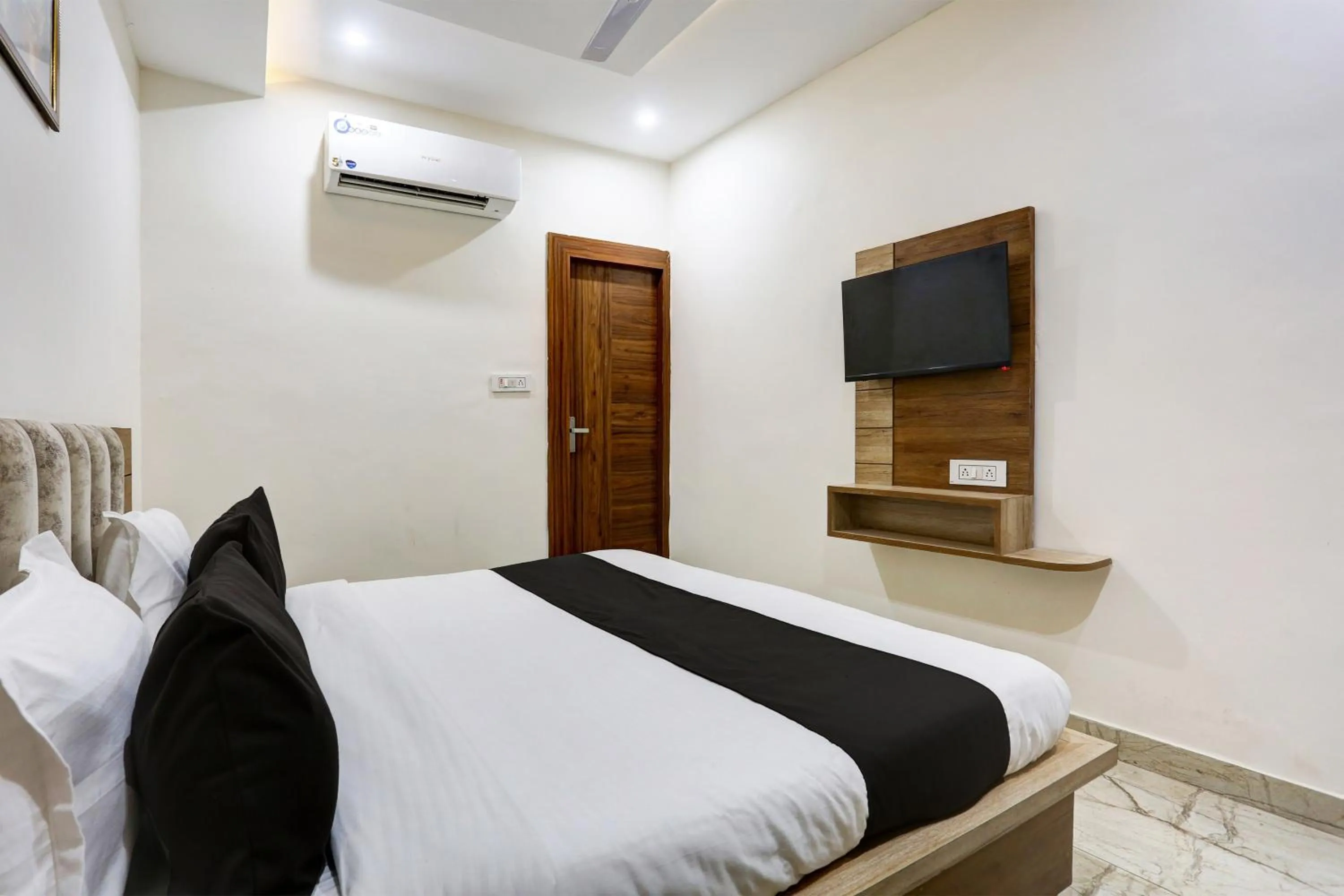 Bedroom in HOTEL JAIRAJ