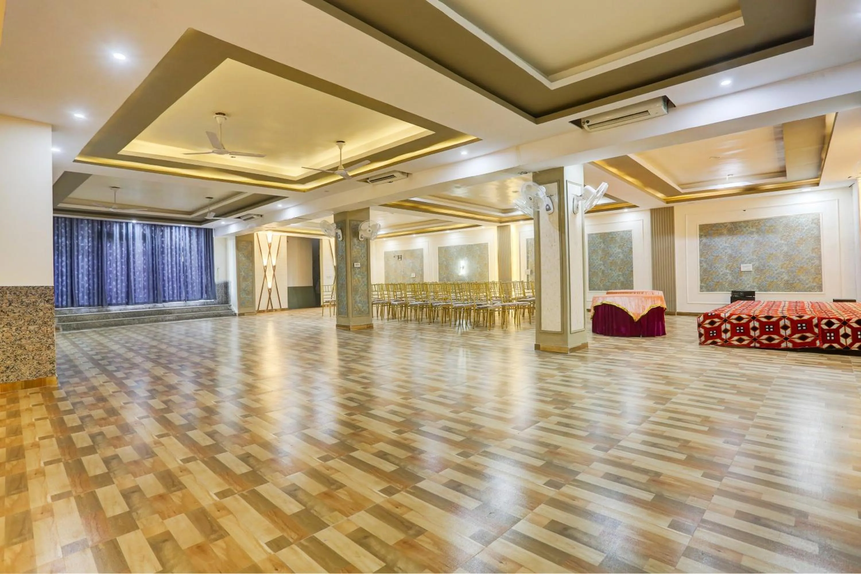 Garden, Banquet Facilities in HOTEL JAIRAJ