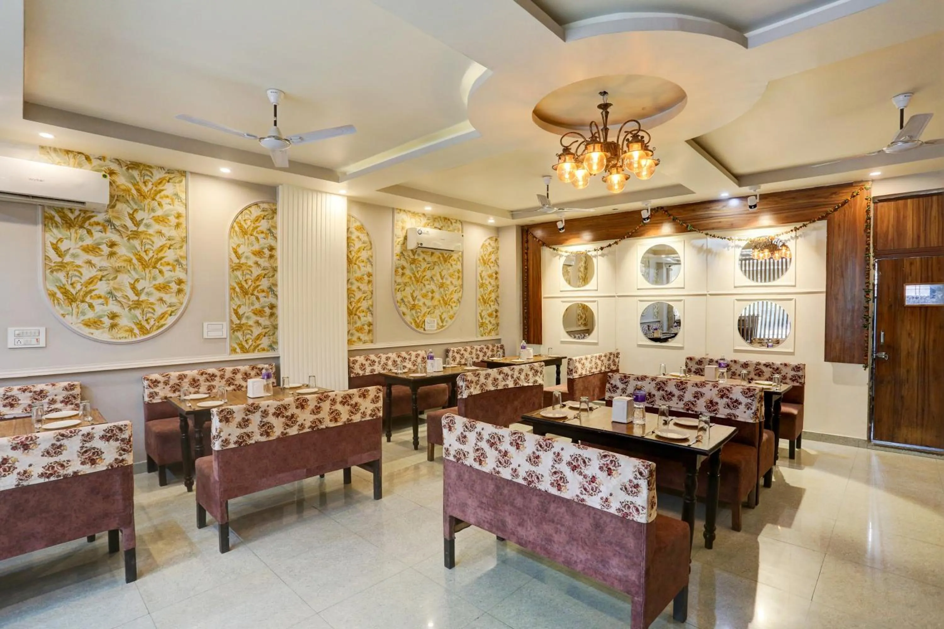 Restaurant/Places to Eat in HOTEL JAIRAJ