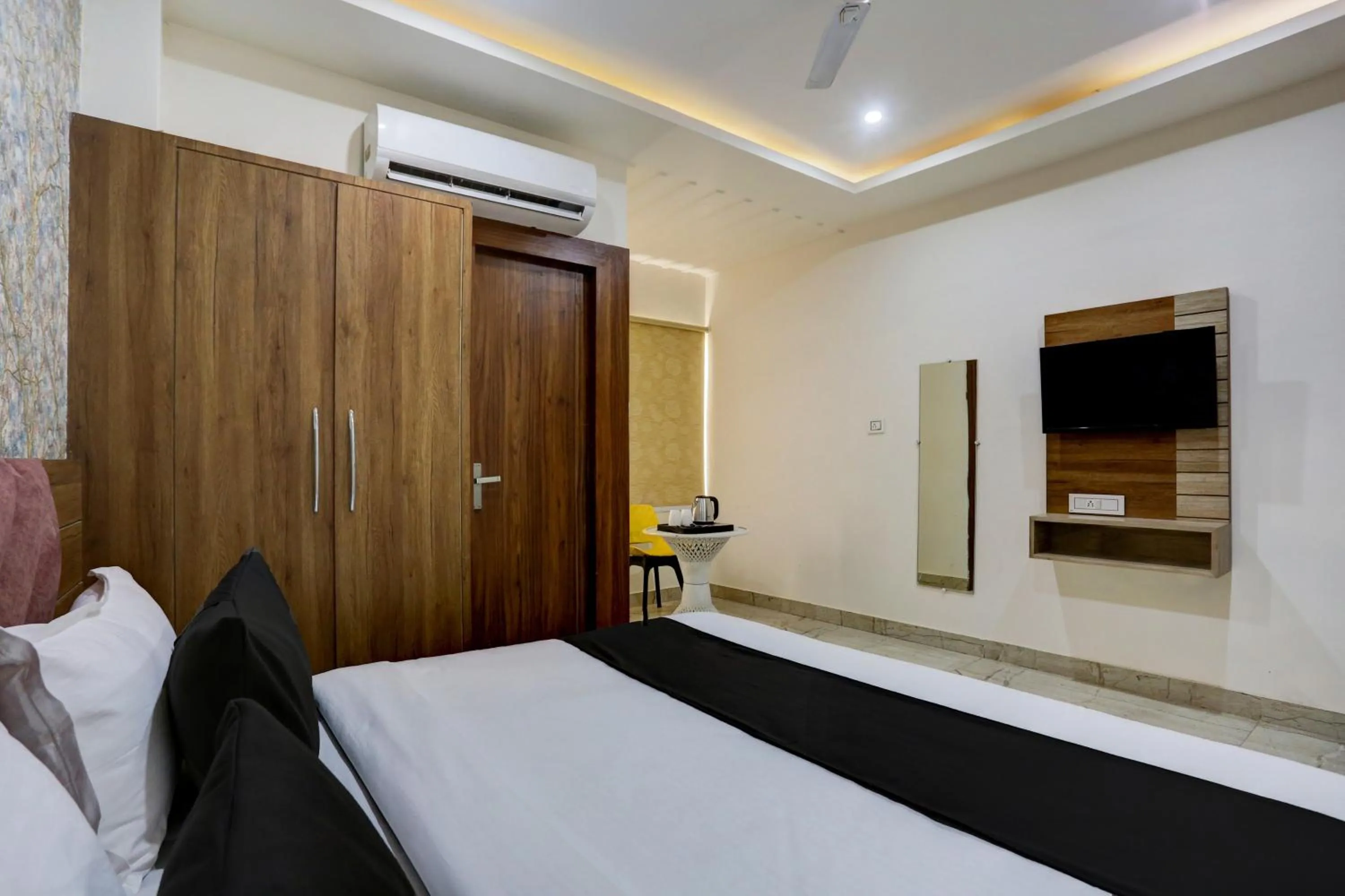 Bedroom, TV/Entertainment Center in HOTEL JAIRAJ