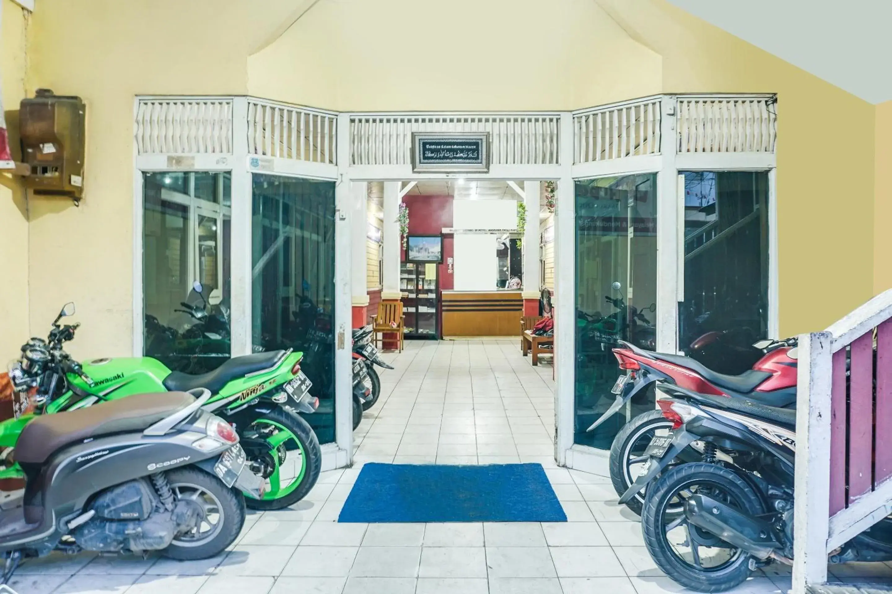 Facade/entrance in Hotel O Anggrek Daqu Syariah Kapuas Facade/entrance in Hotel O Anggrek Daqu Syariah Kapuas