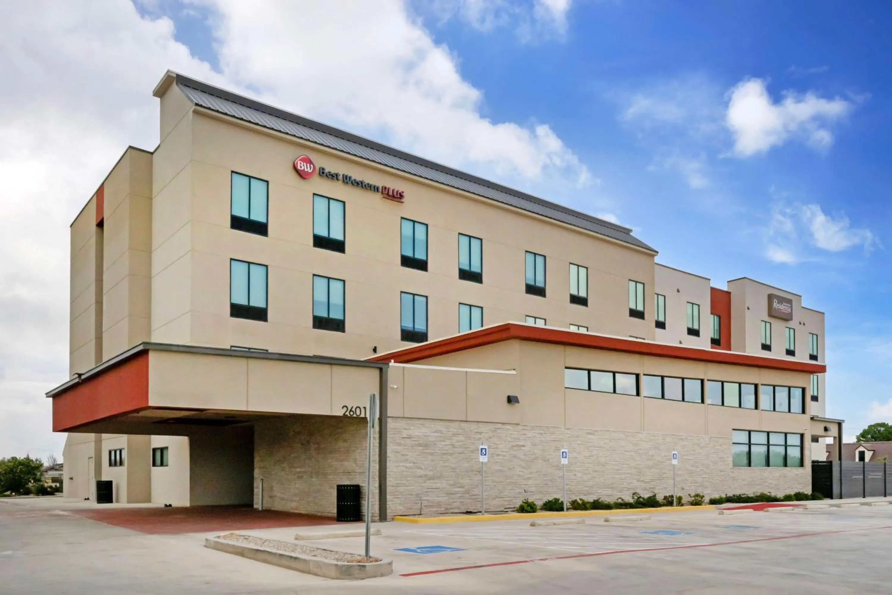 Property building in Best Western Plus Executive Residency Carlsbad Hotel