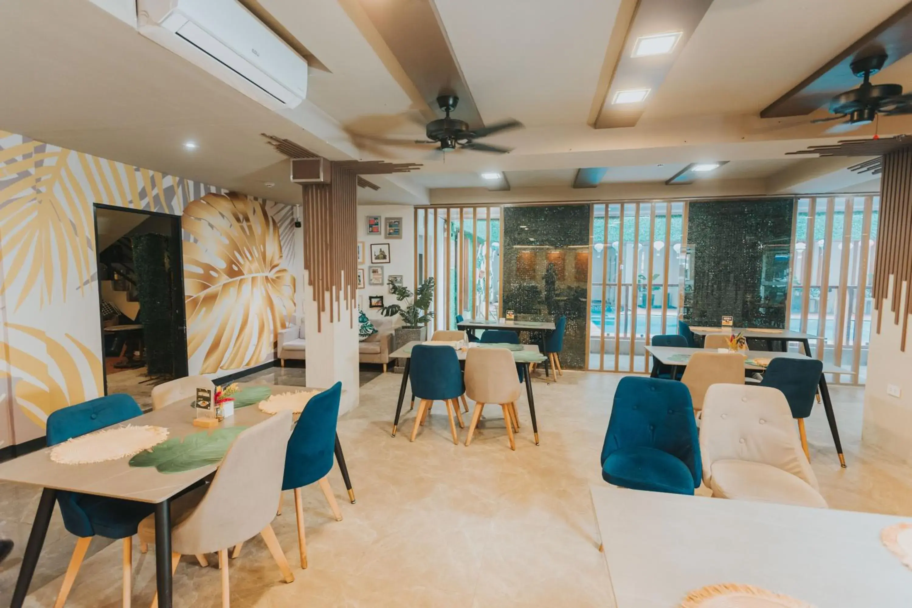 Restaurant/places to eat in SureStay Studio by Best Western Clarkview Angeles City Restaurant/places to eat in SureStay Studio by Best Western Clarkview Angeles City