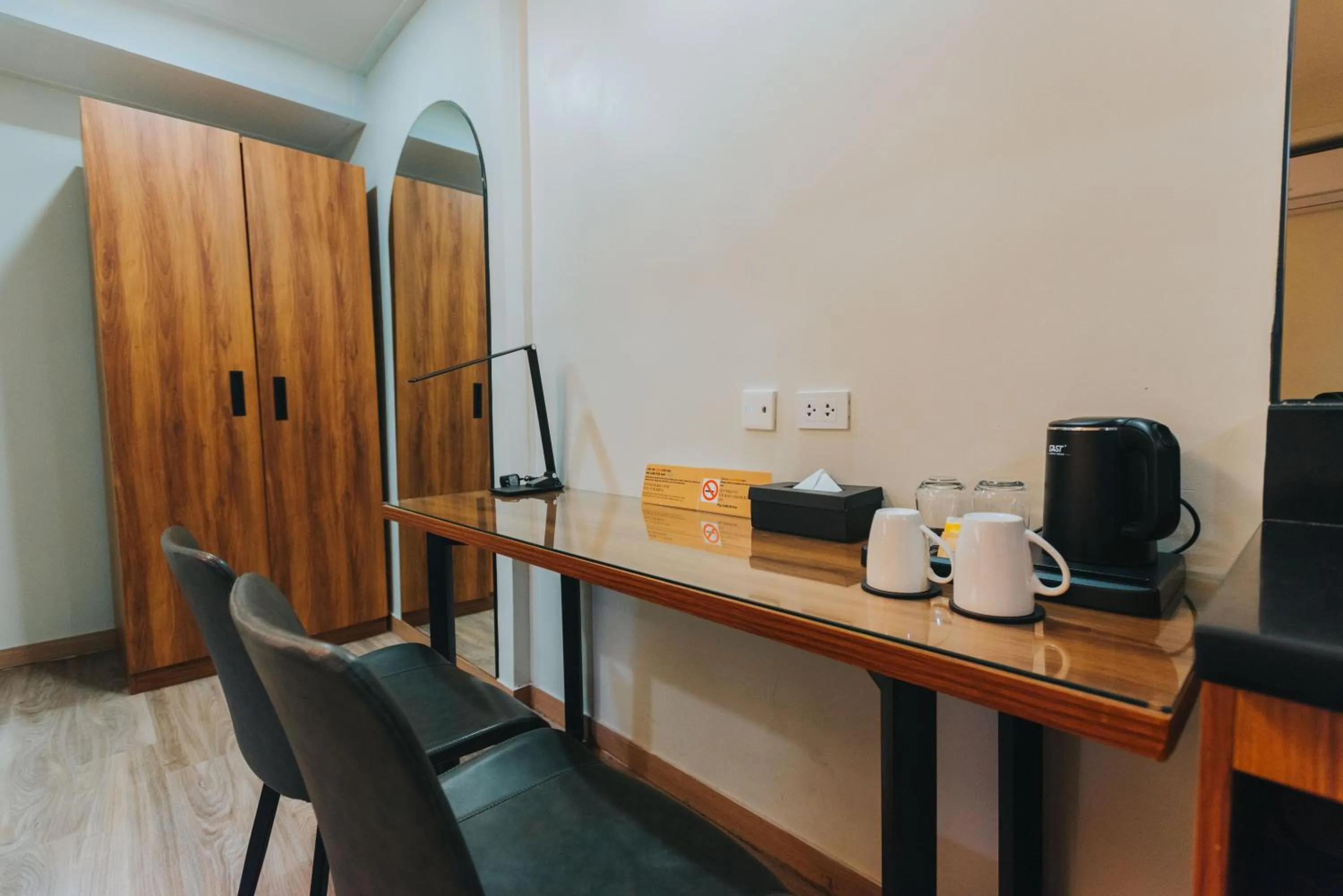 Coffee/tea facilities in SureStay Studio by Best Western Clarkview Angeles City